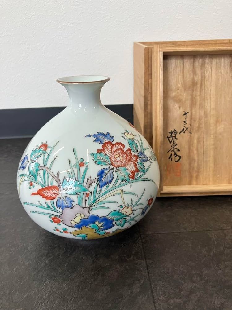 値下げ！古董品 美品 人間国宝 十三代酒井田柿右衛門（作）共箱　一輪挿し 値下げ！古董品 美品 人間国宝 十三代酒井田柿右衛門（作）