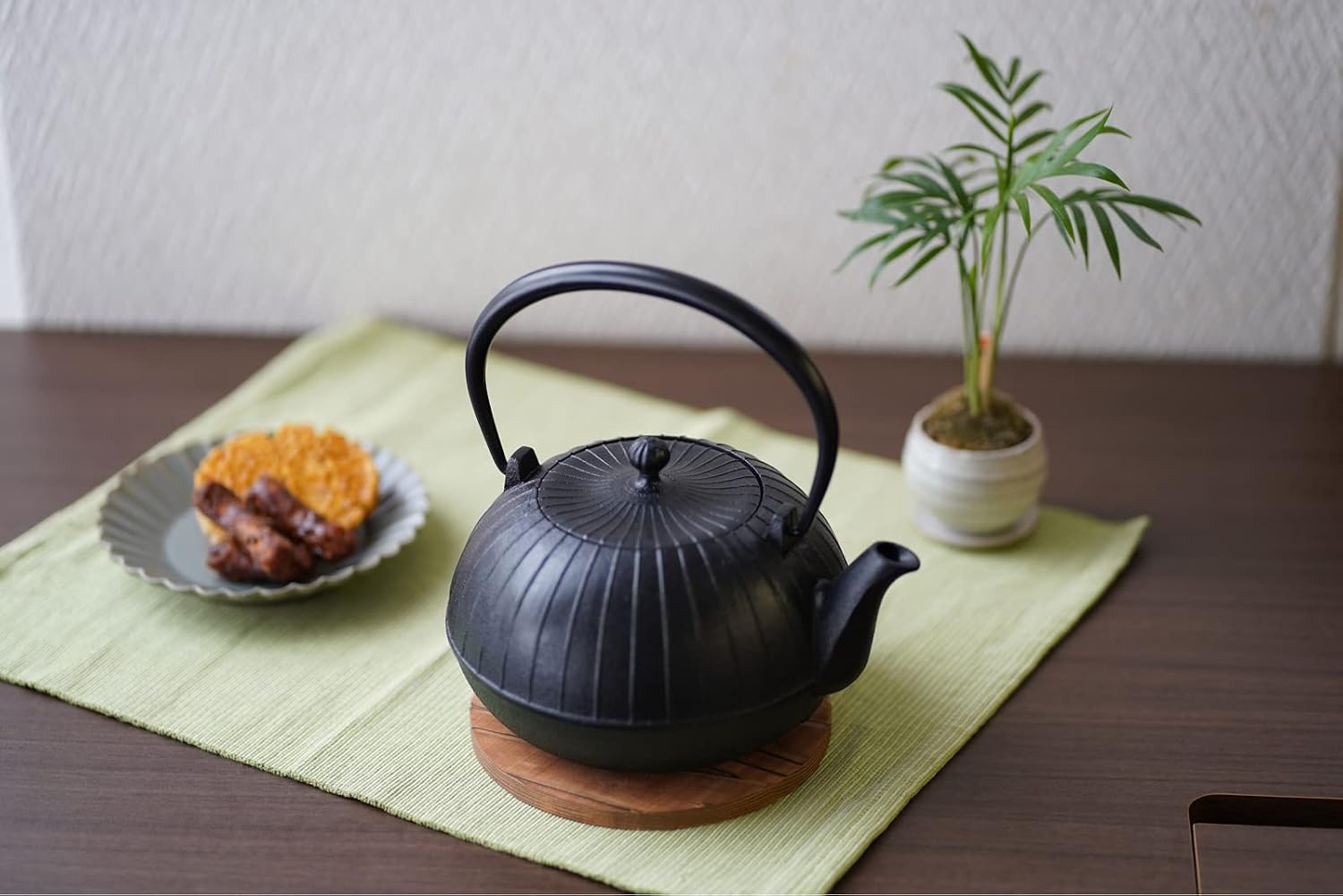 Ikenaga Iron Works Nambu Iron Kettle, Made in Japan, 1.4 L (1.4 L), Compatible with Induction and Gas Fires, Tea Cups, Iron Supplement, Ichifuku