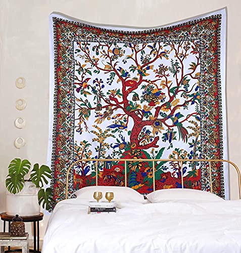 Tapisserie indienne pour habiller un mur vide avec un grand jete de lit blanc en coton