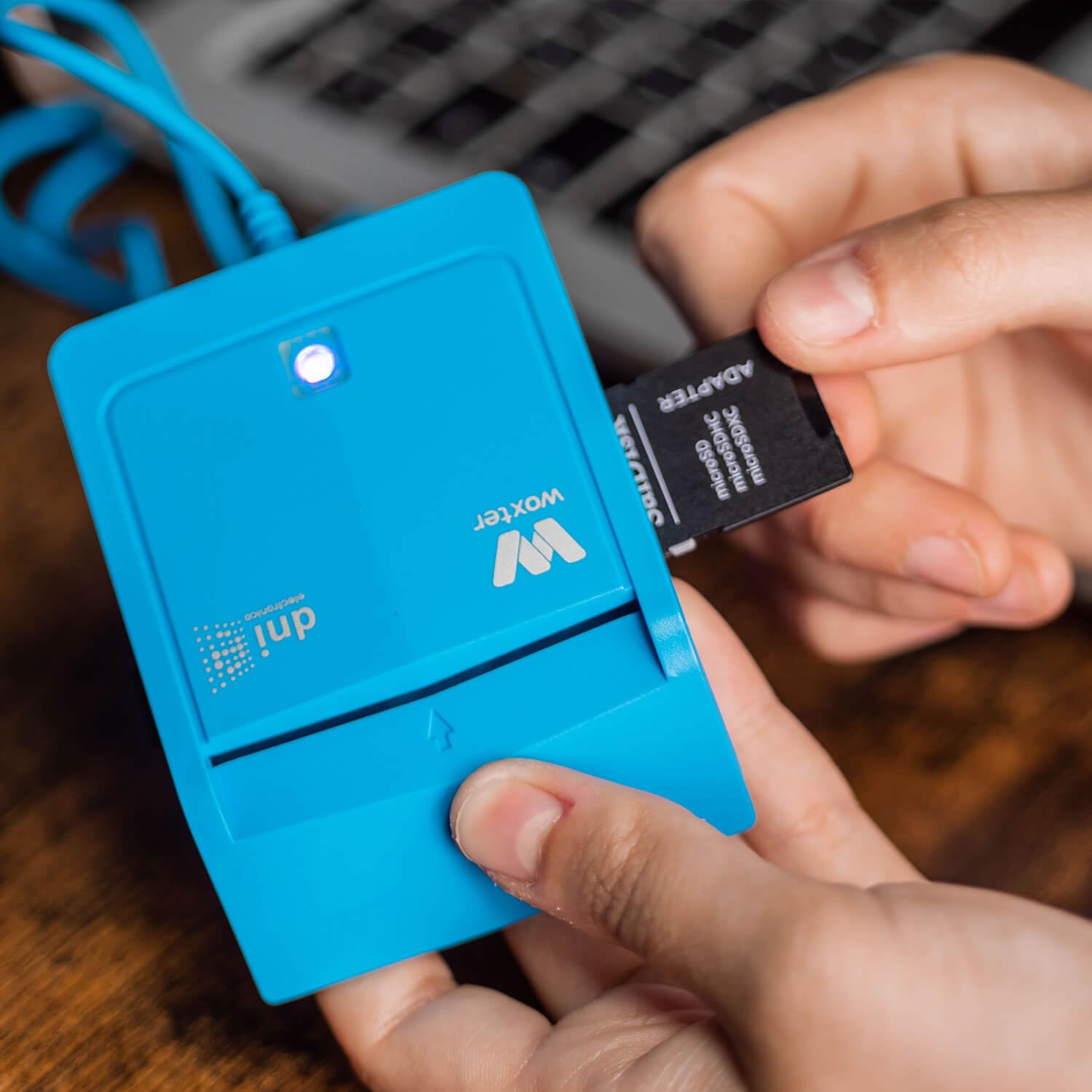 Woxter Lector Dni Combo - Lector DNI electrónico 3.0 y 4.0, Compatible con Las Tarjetas Smart Cards o Tarjetas Inteligentes, con 3 Ranuras para Tarjetas, Color Rojo — view 9