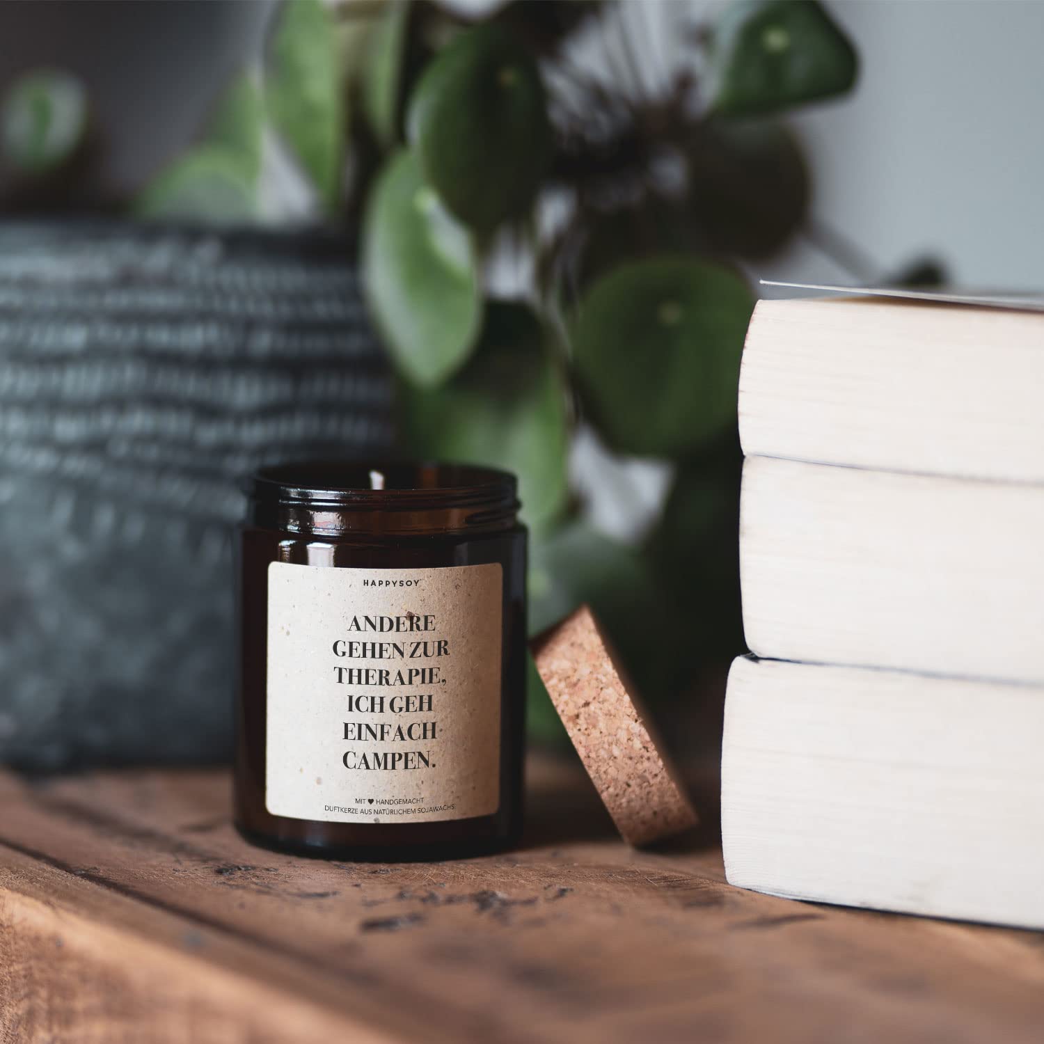 HAPPYSOY Camping Kerze Aus Sojawachs – Im Glas Mit Camping-Spruch, 220 G, 60h Brenndauer, Duft „miaflora“, Nachhaltig & Handgemacht