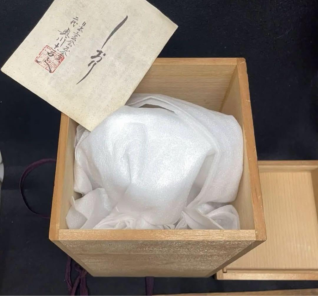 白磁花瓶  奥川忠右エ門  日本工芸会 有田焼 現代の名工 奥川俊右ェ門作】白磁花瓶 白磁 青白磁 陶芸作家