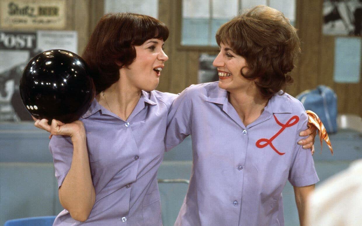530913 Laverne and Shirley Bowling Penny Marshall Cindy Williams Photo DECOR WALL 24x18 PRINT POSTER