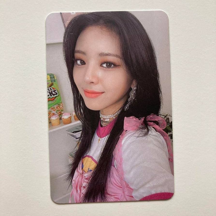 Amazon.co.jp: itzy ユナ crazy in love トレカ : おもちゃ