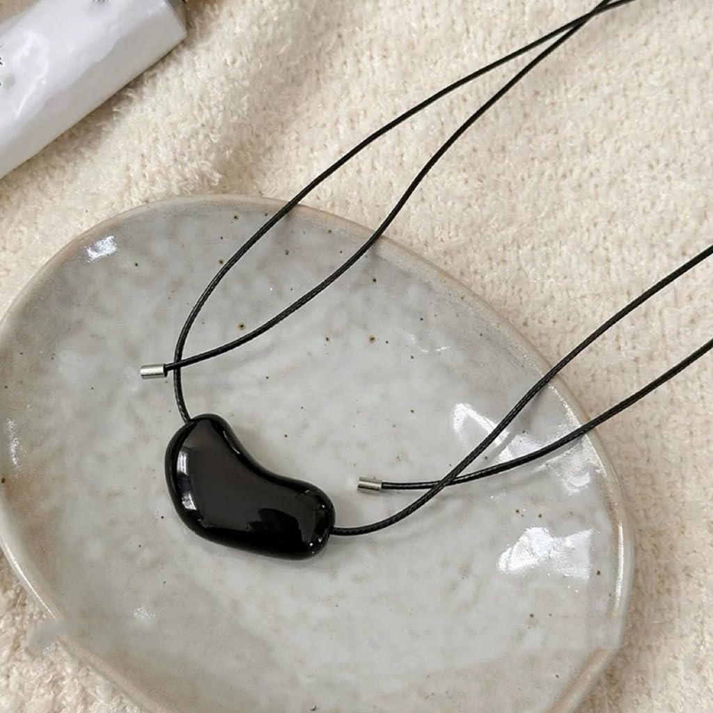 Elegant Love Heart Collar Necklace Sturdy Resin Fashion Jewelry Accessory Portable for Women Stylish Outfits Use