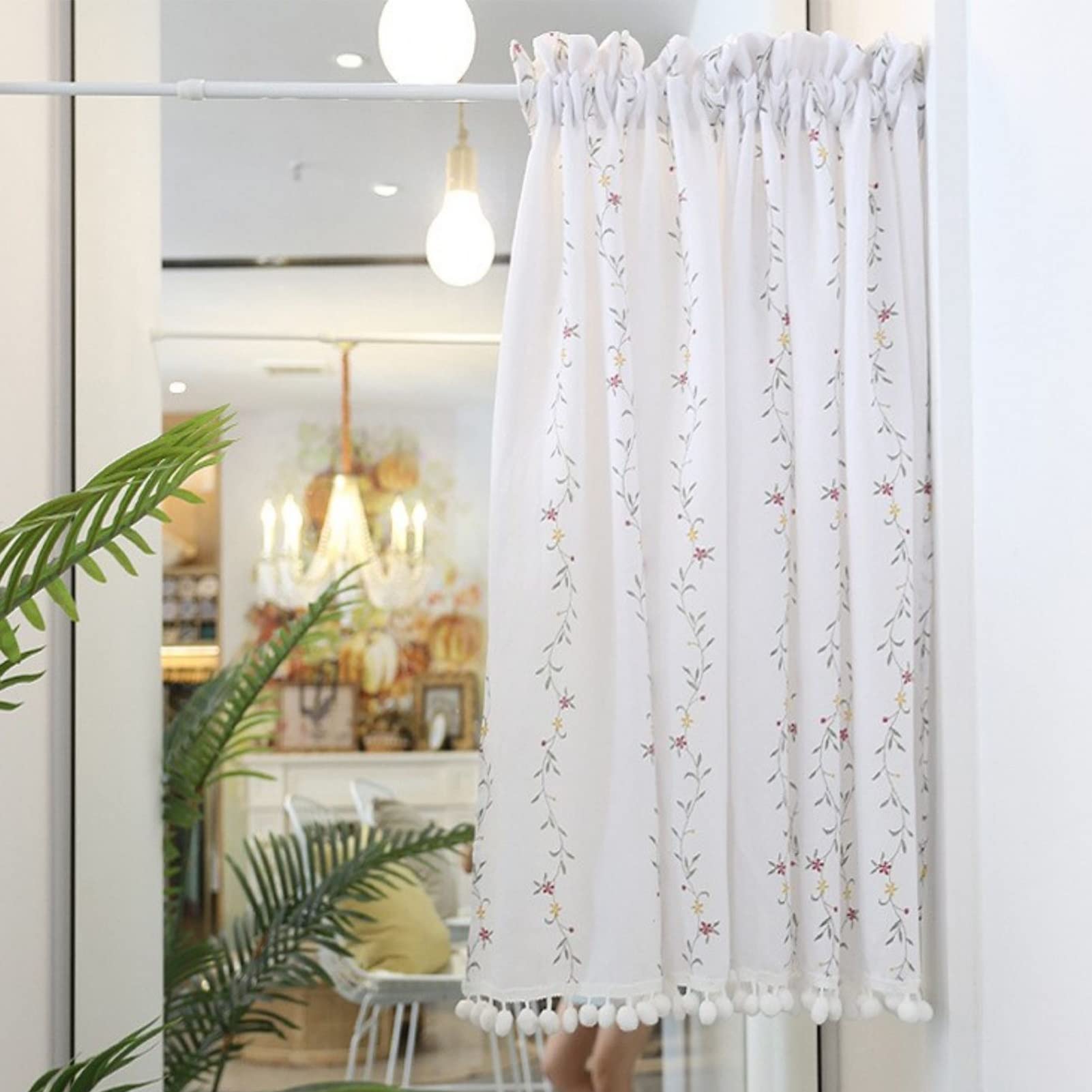 Demi-rideaux imprimés de fleurs avec finitions pompons élégantes pour fenêtre de café