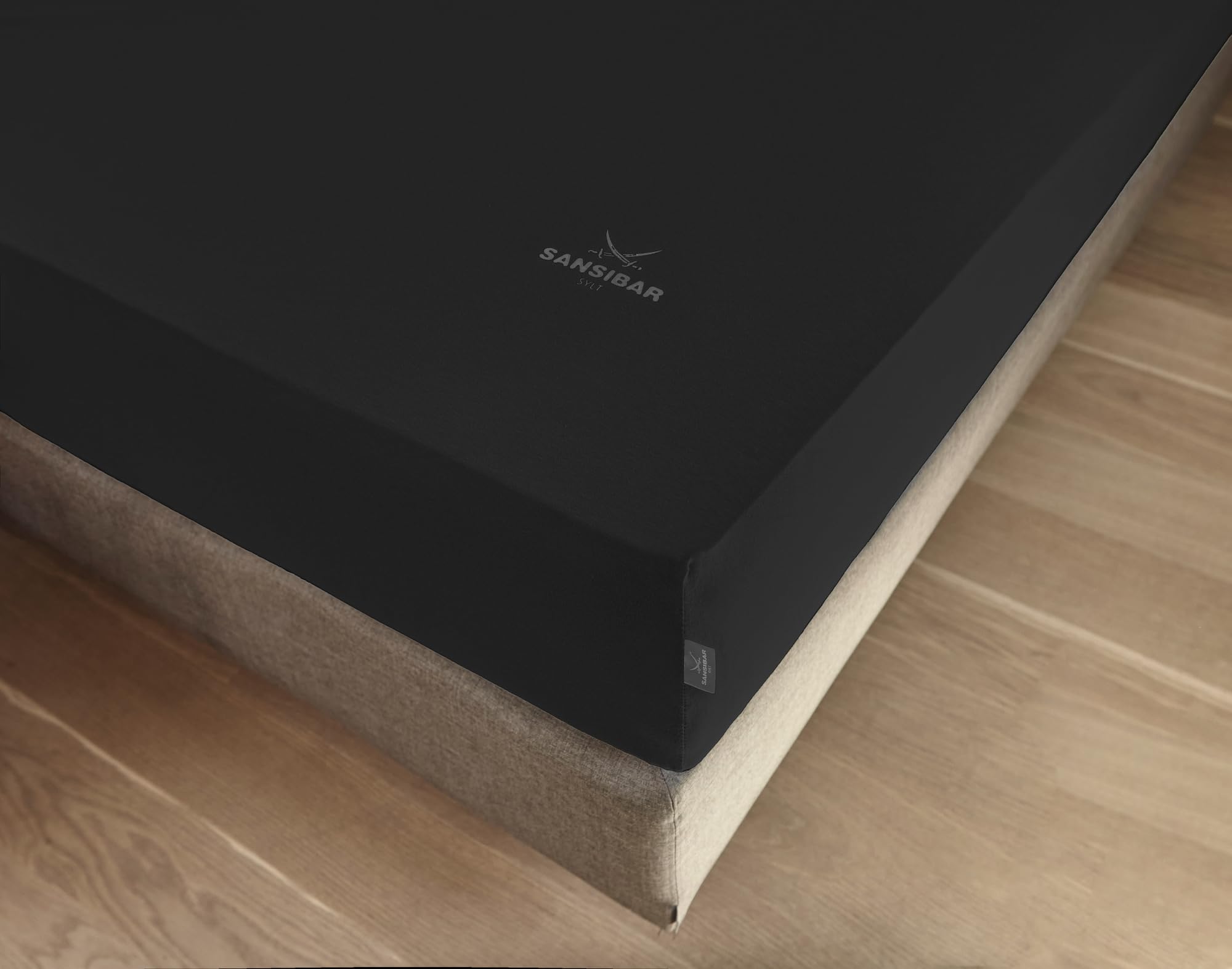 Sansibar Jersey Bettlaken, Premium Qualität mit hochwertigem Sansibar Logo-Druck, Fähnchen am Steg (Schwarz, 180/200 cm x 200 cm)