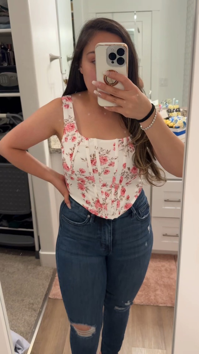 135 lbs size 4-6 fit perfect! Super cute top 