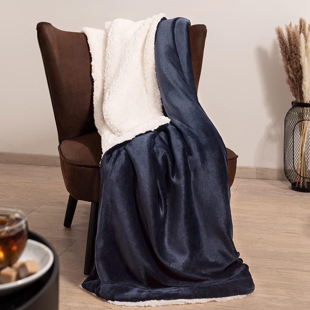 Blumtal Premium Sherpa Kuscheldecke miękka – Koc do mieszkania 150x200 cm – certyfikowany przez OEKO-TEX – koc w kolorze Dark Ocean-Niebieski