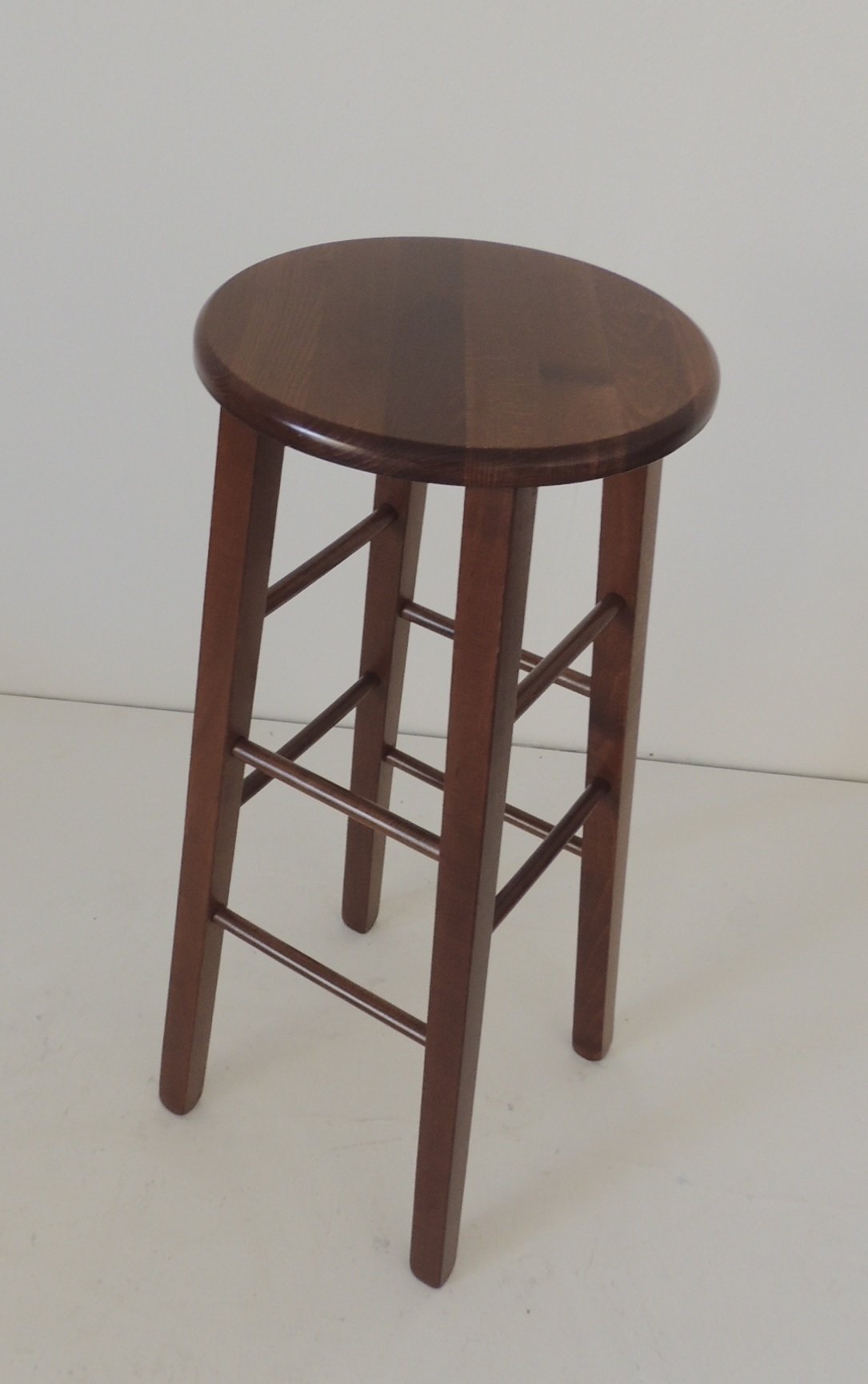 Sgabello da bar in legno alto h 80 cm sedile rotondo noce scuro gamba dritta