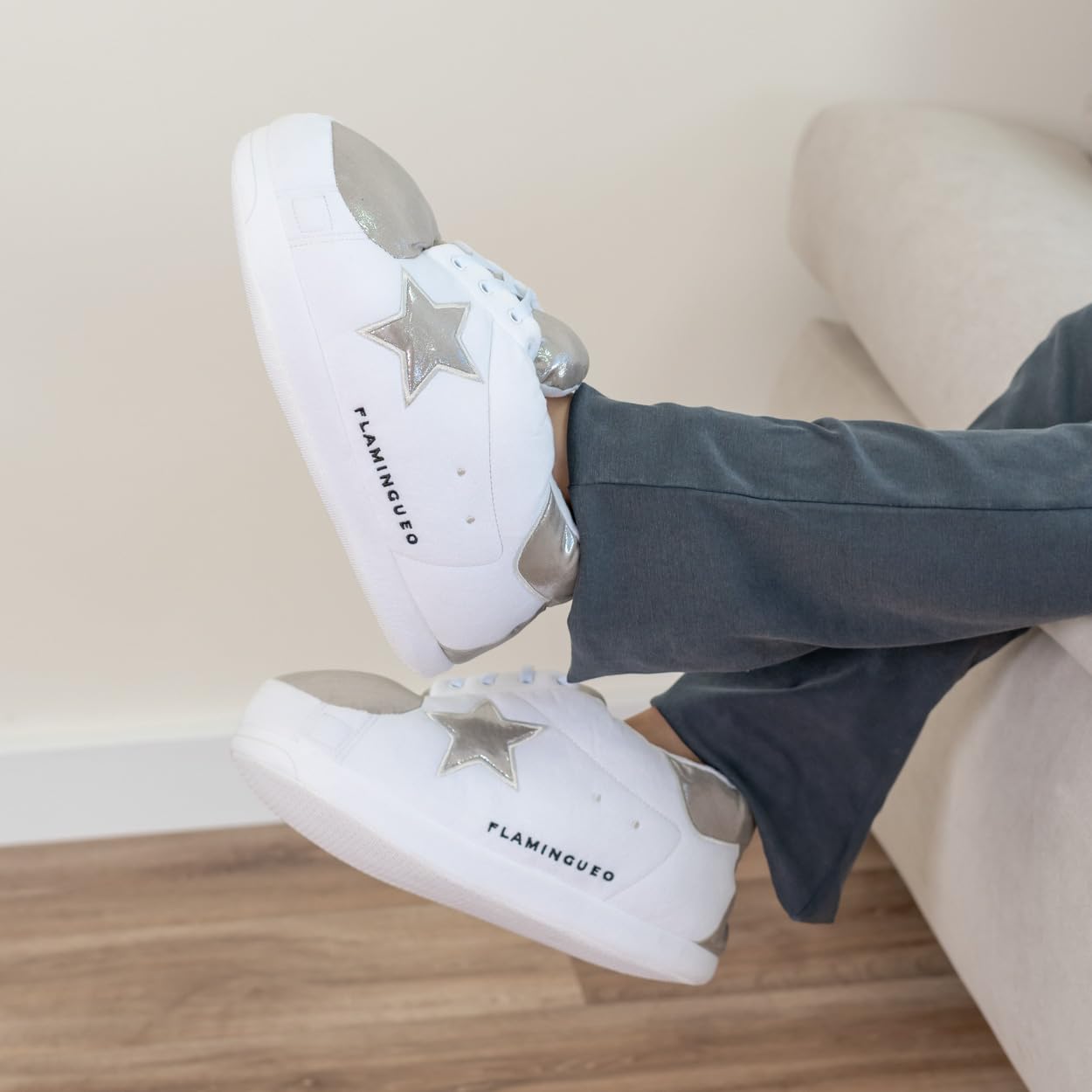 Flamingueo Chausson Sneakers - Chausson Homme, Pantoufle Femme Hiver, Chausson Drole, Unisex, Pantoufle Homme, Cadeau Original, Taille Unique