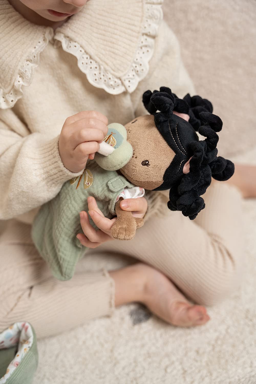 Little Dutch Stoffpuppe Babypuppe im Tragekorb mit magnetischem Schnuller und Trinkflasche und viel Zubehör Evi grün - Flowers & Butterflies