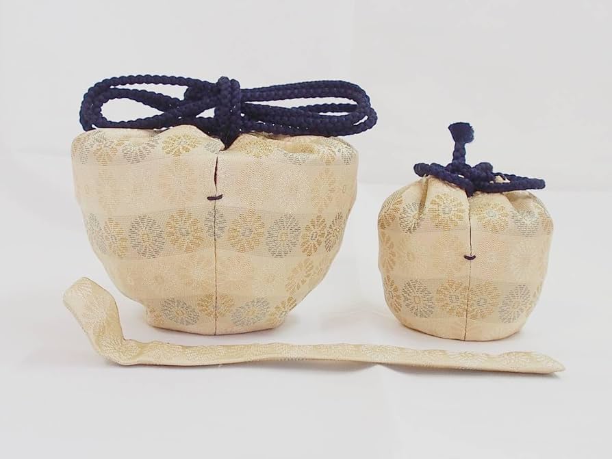 送料込【逢絢亭・新品】茶道具 三つ組仕覆 茶箱用品 正絹 名物裂 蜀江錦 Amazon｜【逢絢亭】茶道具 三つ組仕覆 正絹 紹巴 名物裂 裏千家