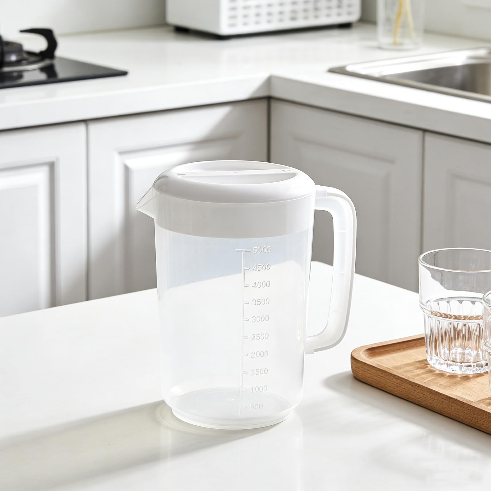 Caraffa Plastica 5l con Coperchio e Scala Graduata per Protezione Freschezza per Acqua Fredda, Latte, Succhi e Tè Uso Famiglia e Outdoor Riutilizzabile