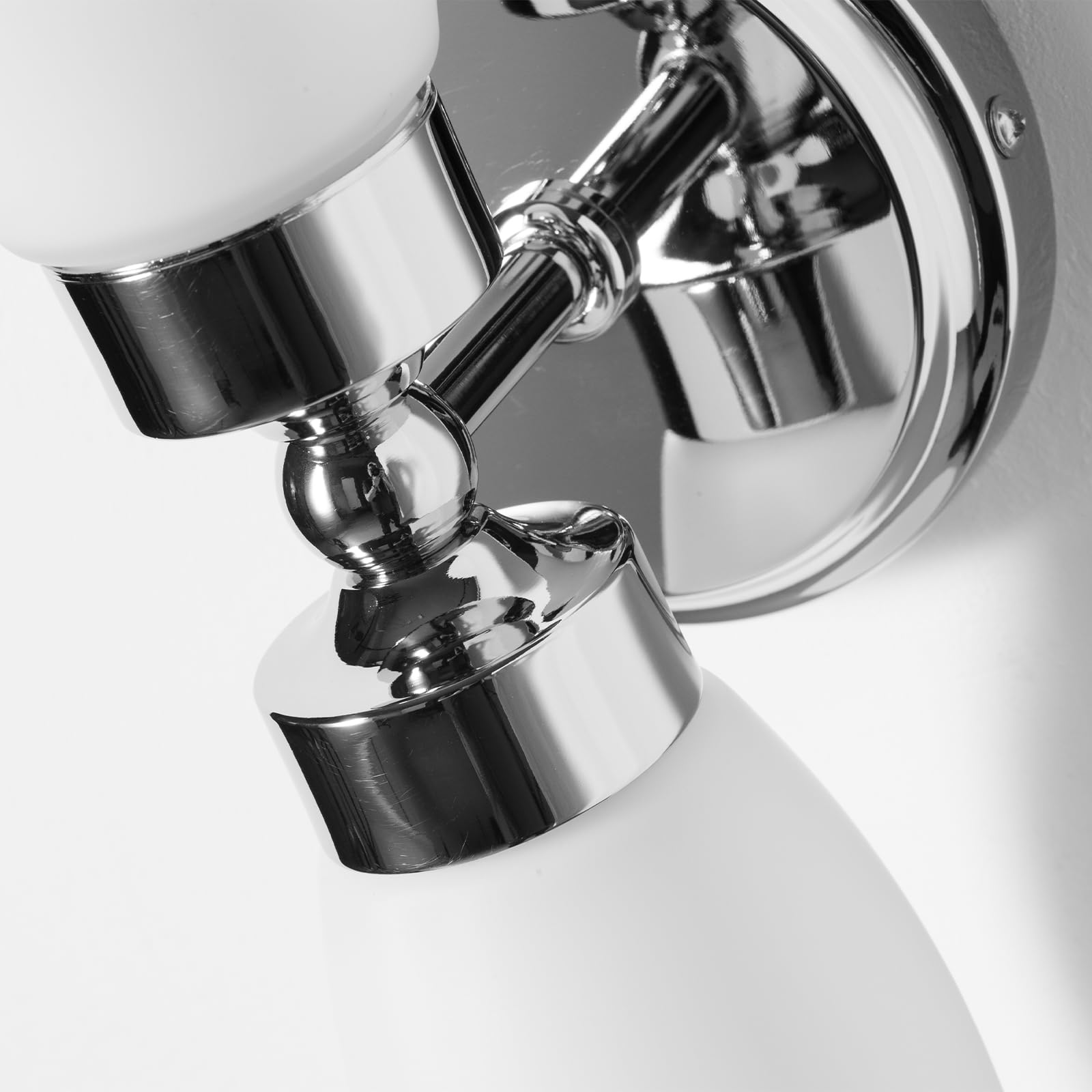 Alpinaluz Aplique de Pared para Baño con Dos Focos E14, Diseño Moderno en Cromo con Pantallas de Cristal Opal, Protección IP44 para Ambientes Húmedos, Iluminación Suave y Uniforme