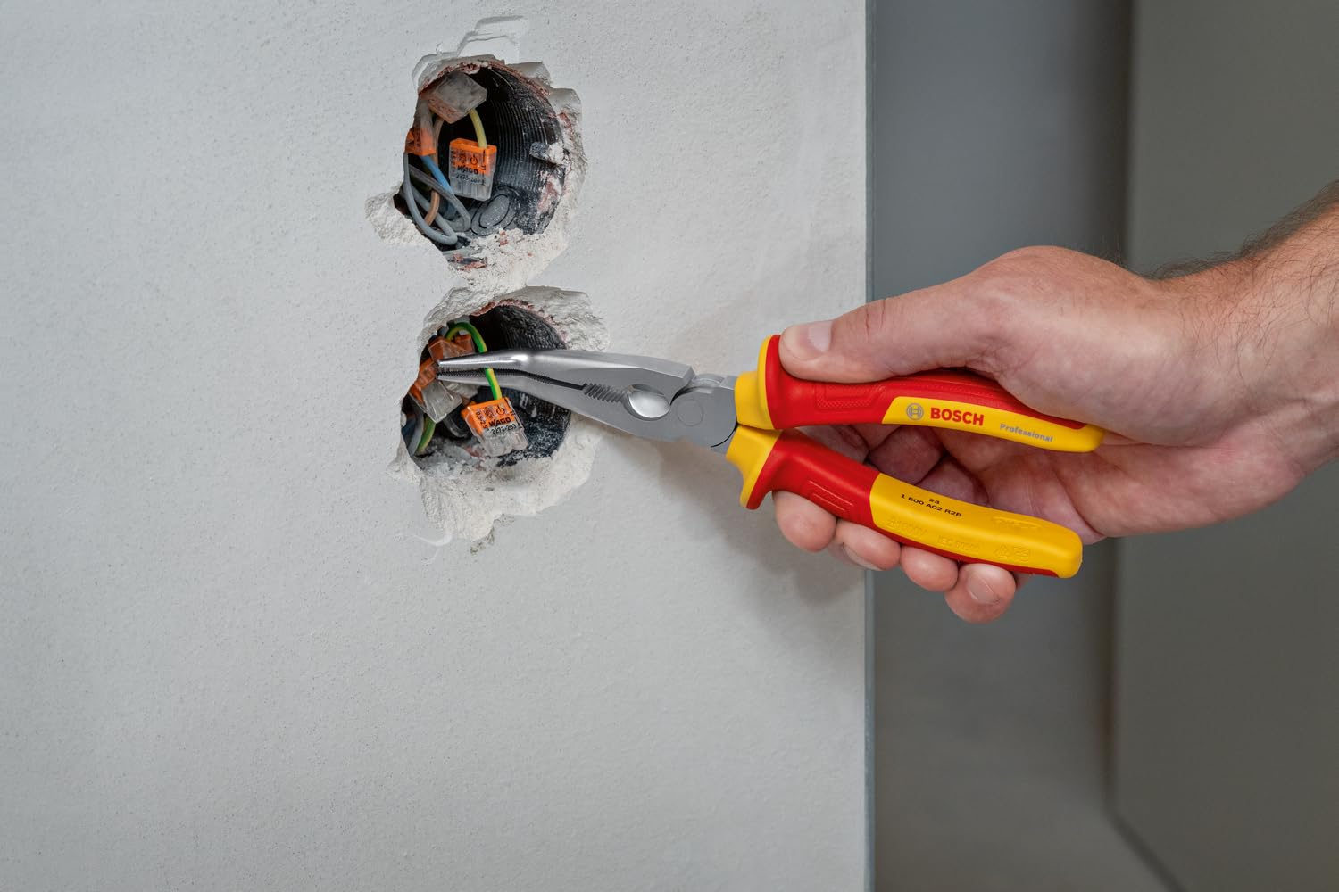Bosch Professional pince VDE à bec long coudée de 40° – 200 mm (certifiée jusqu'à 1 000 V, isolée avec des polyuréthanes thermoplastiques (TPU))