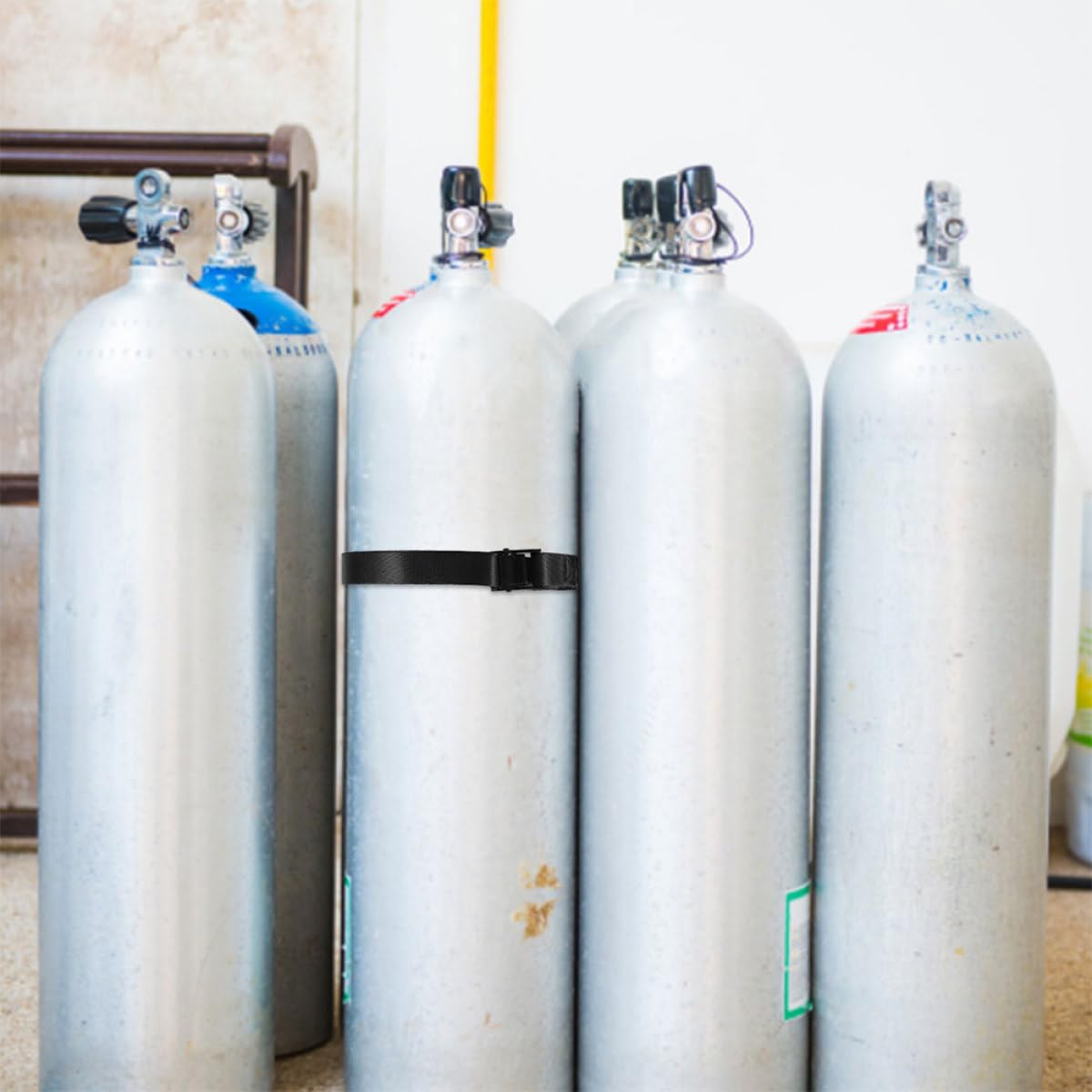 FRCOLOR Propangastankhalterung mit Sicherheitskette Gaszylinder Robuste Kunststoffkonstruktion Flexibel Einsetzbar als Gasflaschenfuß und Flaschenträgerständer