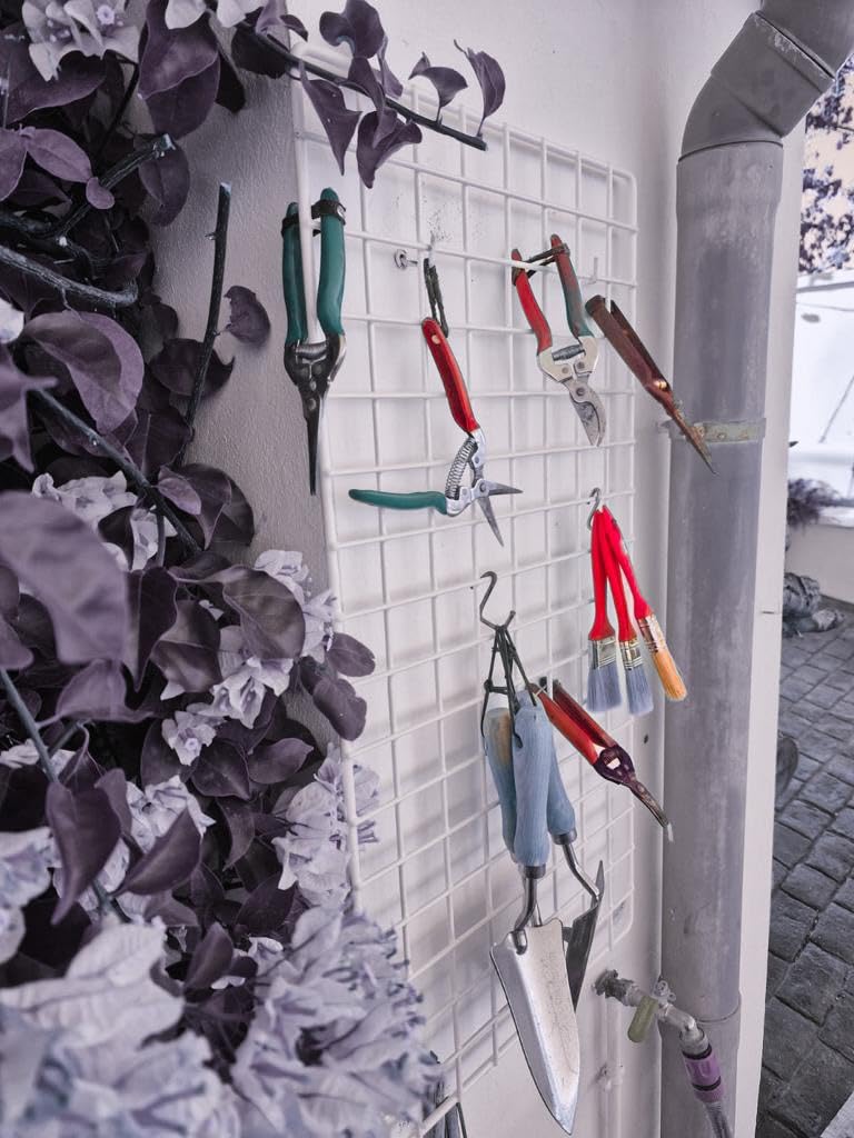 Rejilla multiusos decorativa para la pared MALÉ. Colgar fotos, notas y organizar utensilios, herramientas, etc. Perfecto para oficina y casa. Fabricado en España.