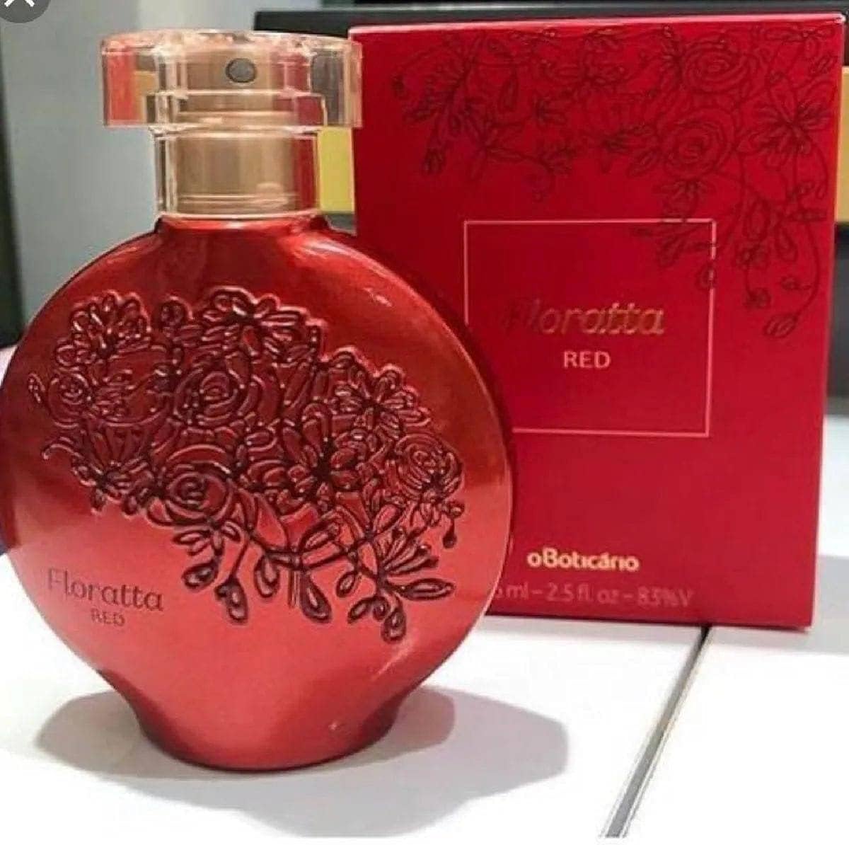 Frasco de perfume em foco com fundo neutro e desfocado.