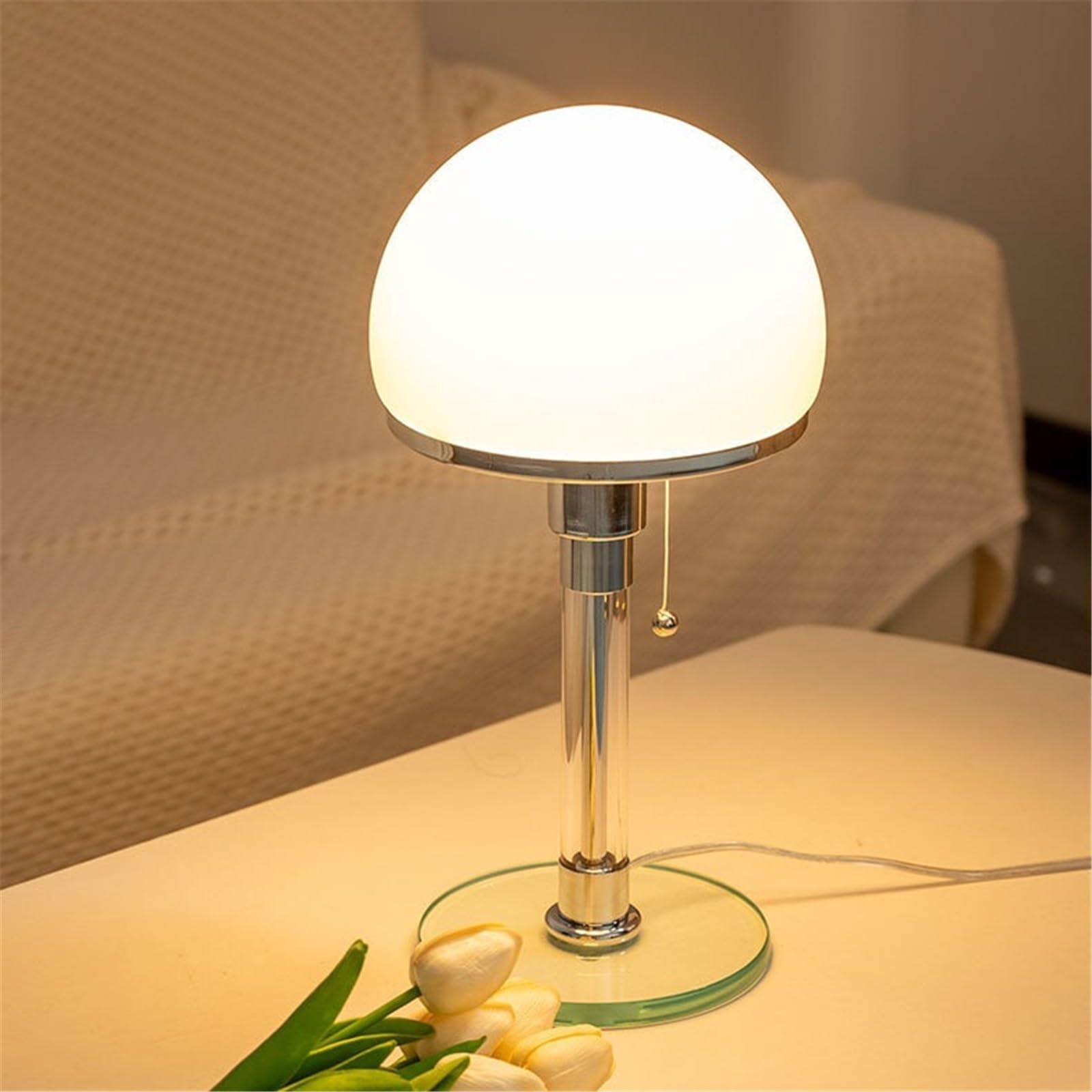 Affascinante Lampada da tavolo in vetro for la lettura sul comodino Arredamento per la casa