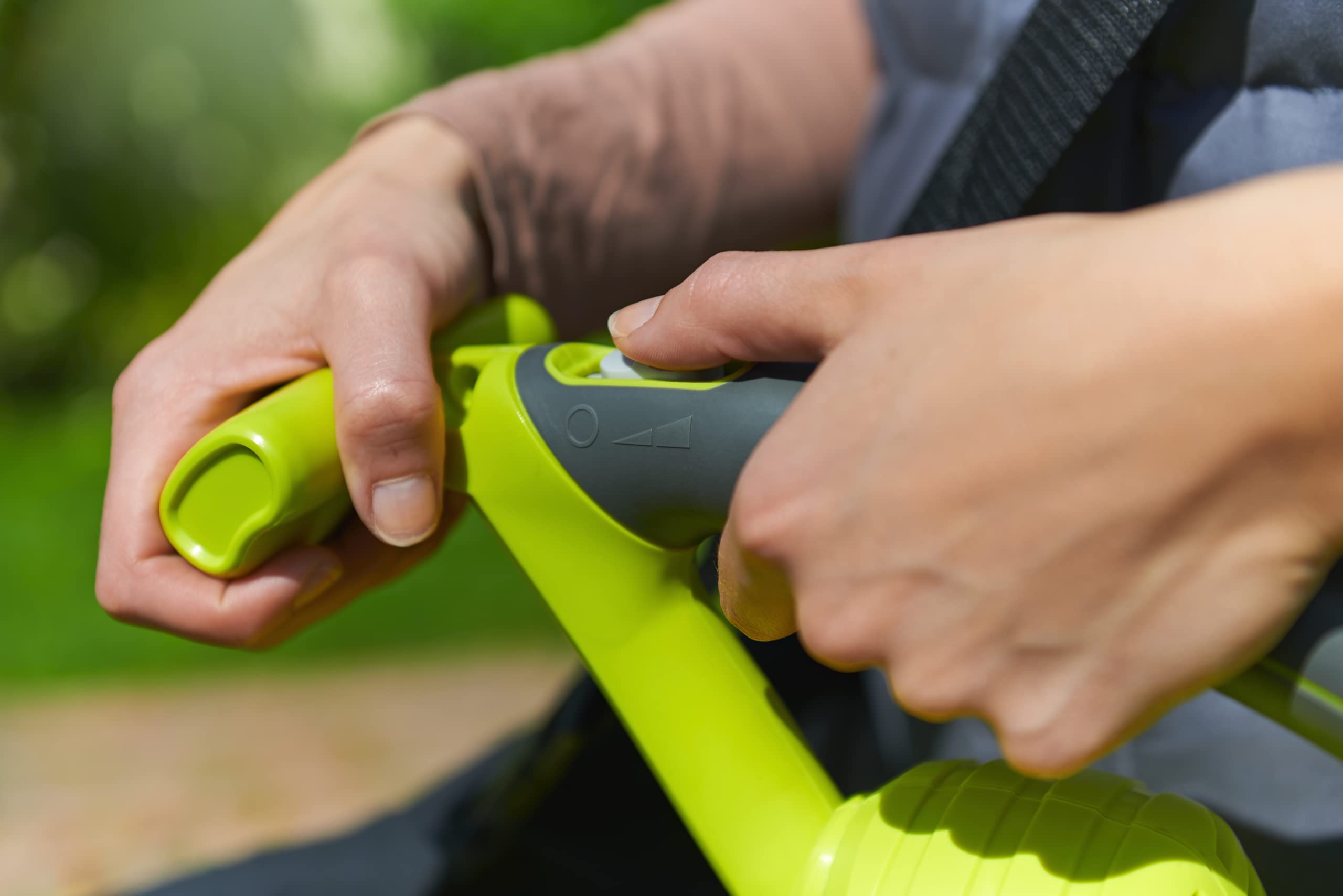 RYOBI - Soplador Aspirador Triturador 2800W 2 en 1 - Velocidad de Soplado 375 km/h - Descarga por Tracción - Trabajo Cómodo - Entregado con Arnés Vertebrae y Boquilla Plana - RBV2800CSV