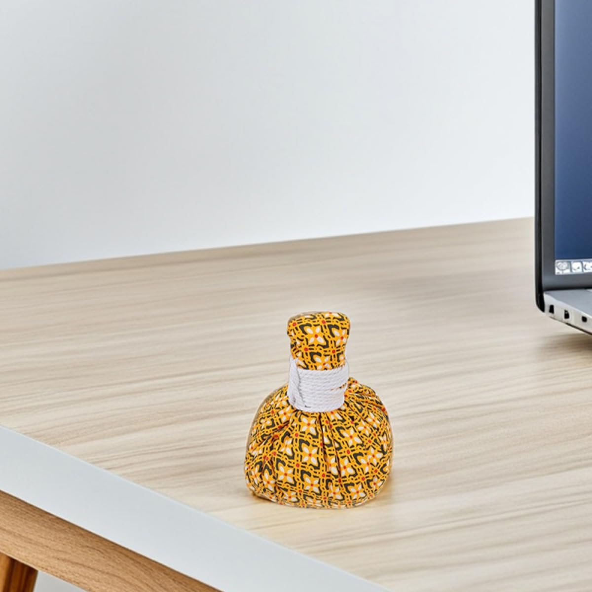 Housoutil 4 Bolas de Masaje Portátiles de Tela Amarilla con Textura Agradable para Masajes en Casa y Viajes, Herramienta Eficaz para Aliviar Músculos y Estrés