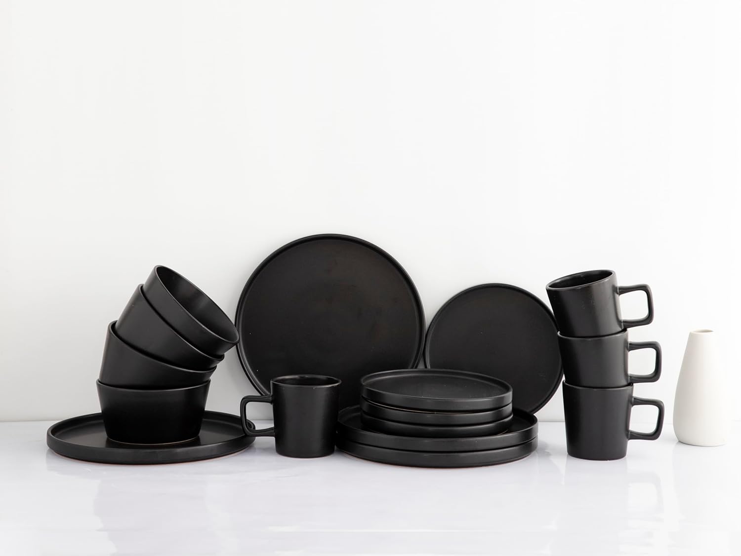 16-Piece Black Ceramic Dinnerware Set for 4 – Modern Matte Finish Dinner Set – Dishwasher & Microwave Safe – Elegant Stoneware Dining Set for Everyday & Special Occasions