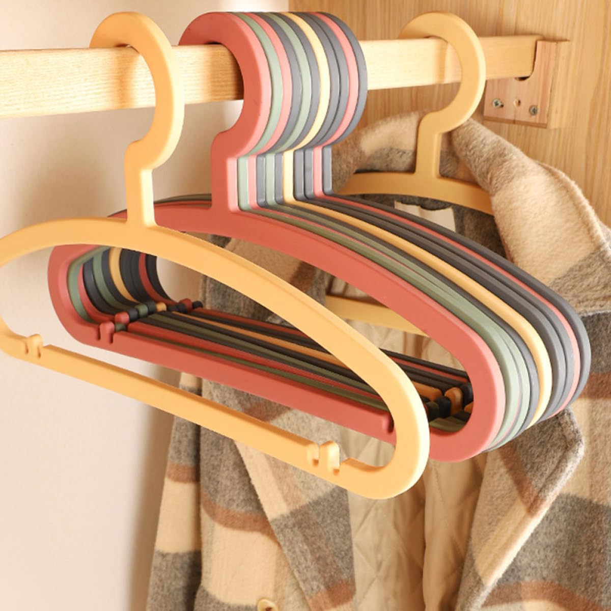 Ciieeo Grucce Antiscivolo Colore Casuale in Plastica Rossa Set di 10 Salvaspazio senza Cuciture per Armadio per Casa e Organizzazione di Abiti