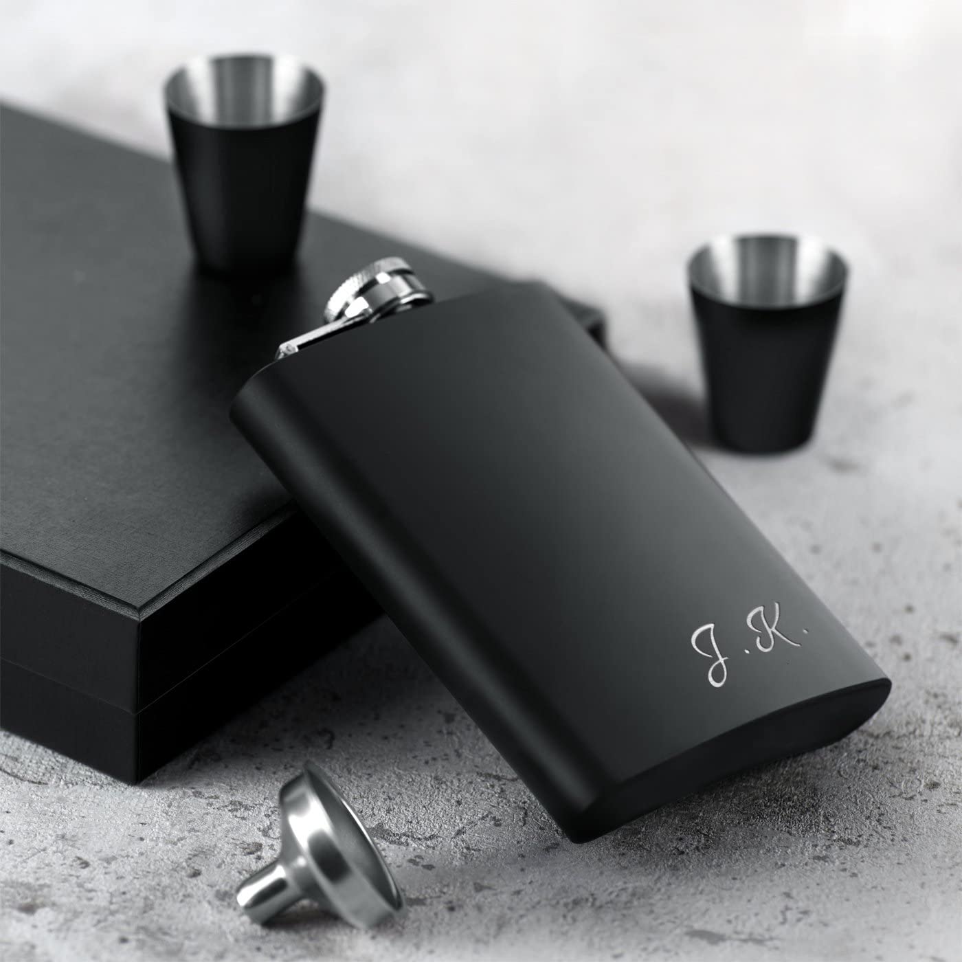 Maverton Flachmann Set 200 ml mit Gravur - Taschenflasche + 4 Schnapsgläsern 20 ml mit Trichter - Weihnachtsgeschenke - Brustflasche für Männer - Farbe: mattschwarz - Initialen