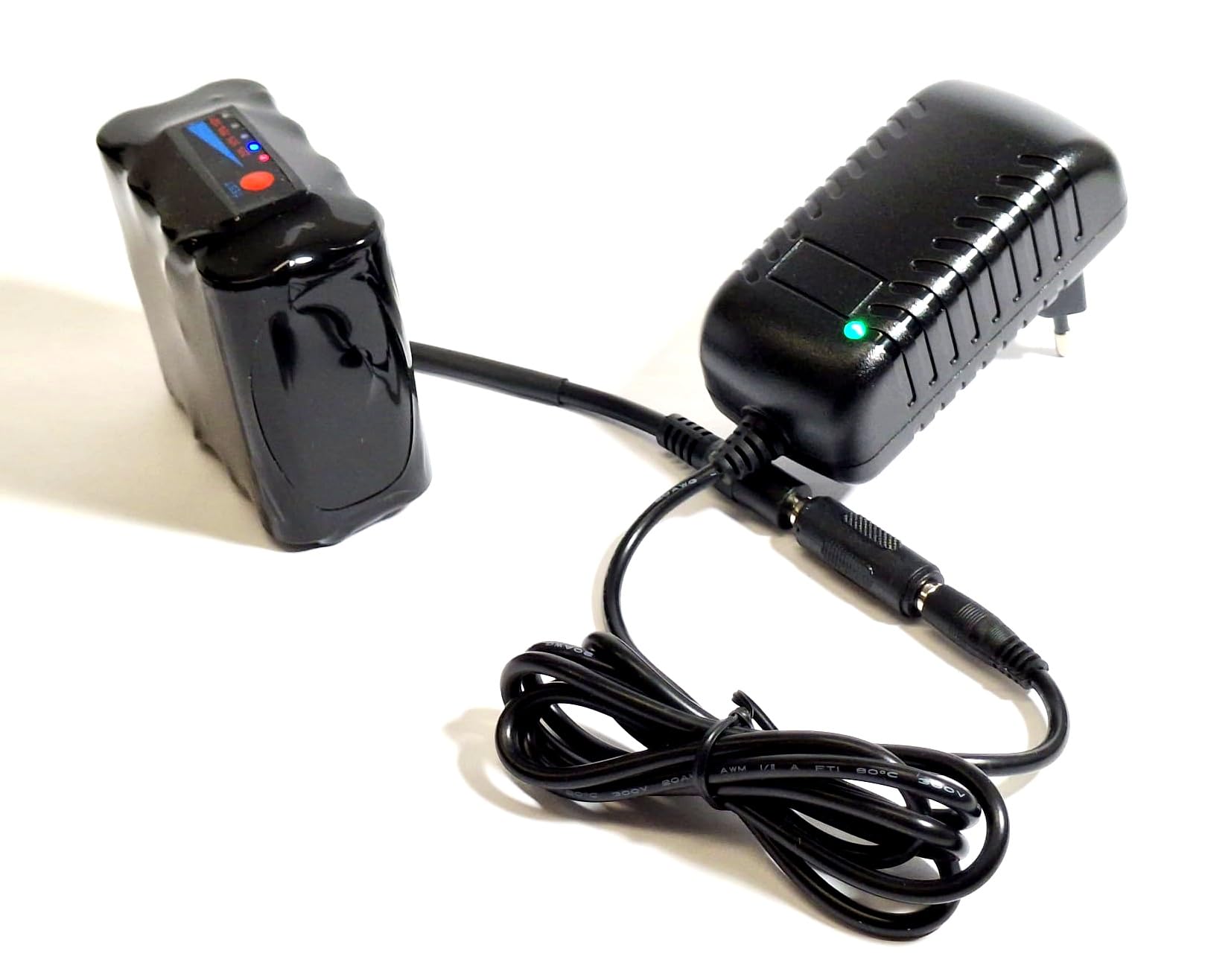ENERpower Akku 14,4V-14,8V 6800 mAh (99Wh) Li-Ion Rundstecker DC | Ladestandanzeige | für CPAP Breas Z1 Auto & Base (mit und ohne Ladegerät) (+ Ladegerät 2A)