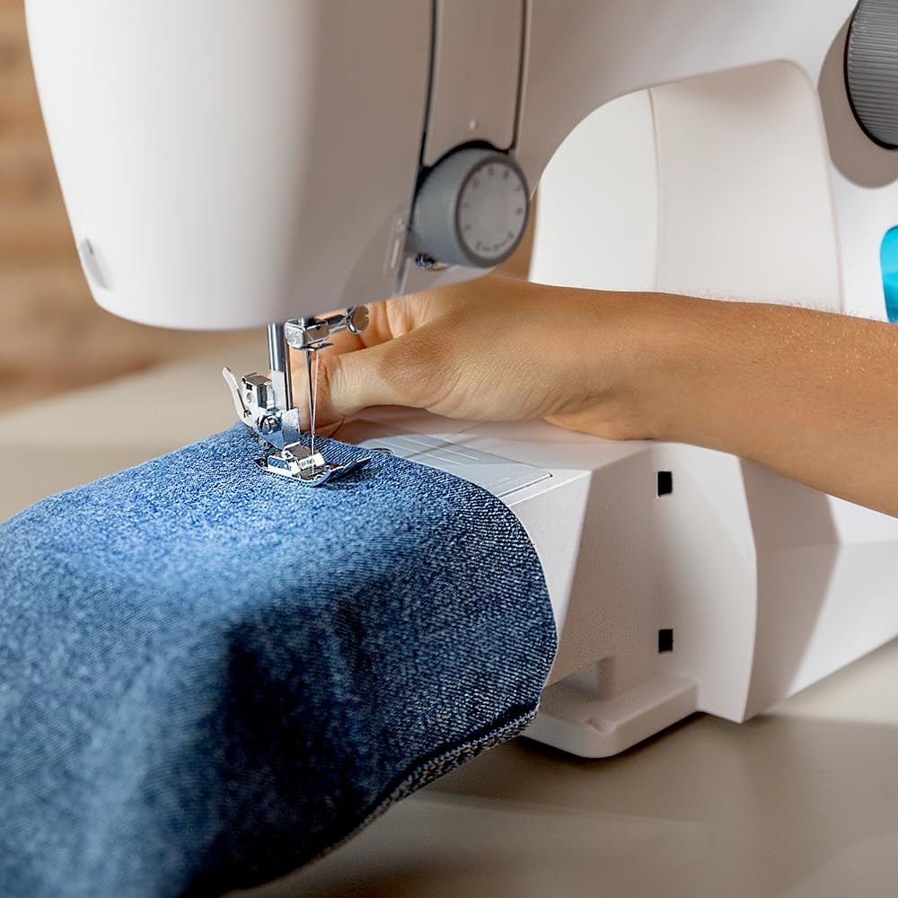 Cecotec Macchina da Cucire 15 Punti BelleCouture 1500. Asola Manuale in 4 Tempi, Regolatore di Asola, Tensione del Filo Regolabile e Kit di Accessori, Compatta e Portatile