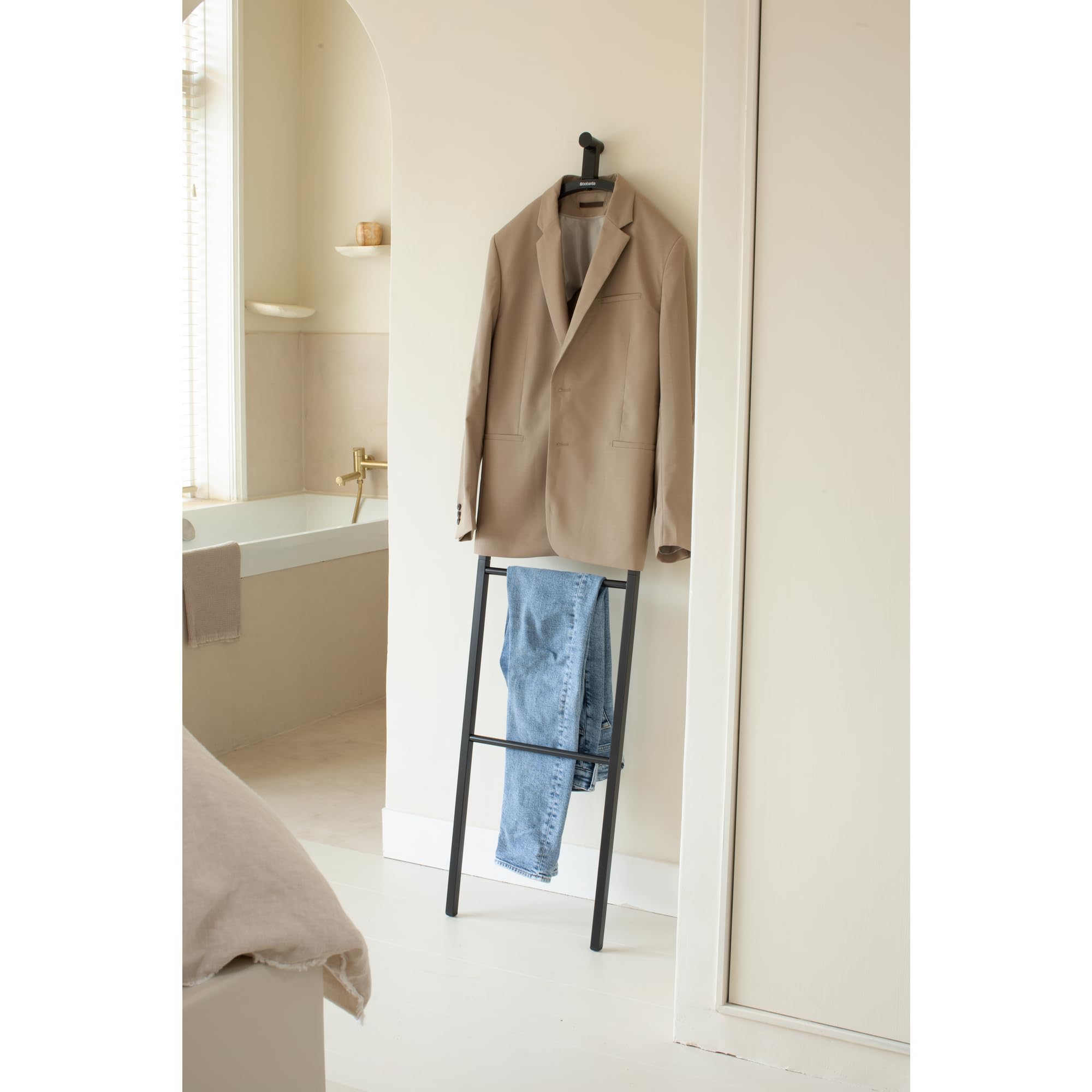 Brabantia - Galán de Noche Linn - Perchero multiusos - Colgar, airear o secar - con gancho para colgar - Compacto - Riel para ropa o toallas - Accesorio para el hogar - Negro Mate