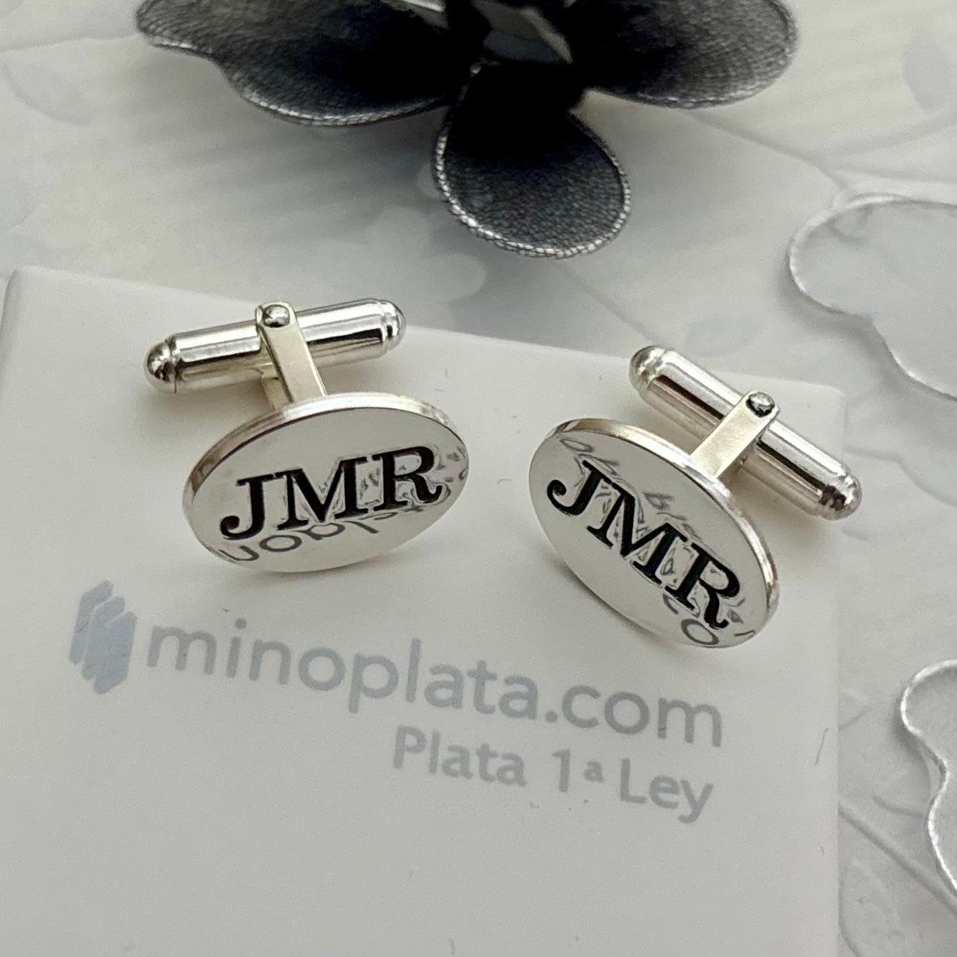 Gemelos para camisa ovalados de Plata de ley personalizados con los textos que tú quieras, podrás crear una joya única perfecta para regalar a novios, padrinos y hombres especiales