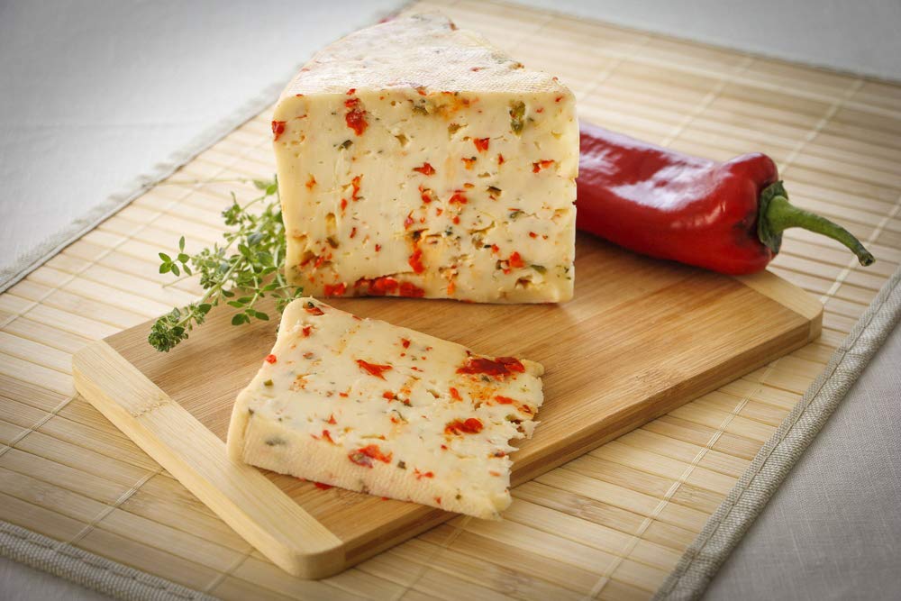 GUSTOS - Paprika-Thymian-Käse von Gustos, 650 GR ca, Thymian und Paprika machen aus diesem halbfesten Schnittkäse aus Kuhmilch einen unwiderstehlichen Hochgenuss