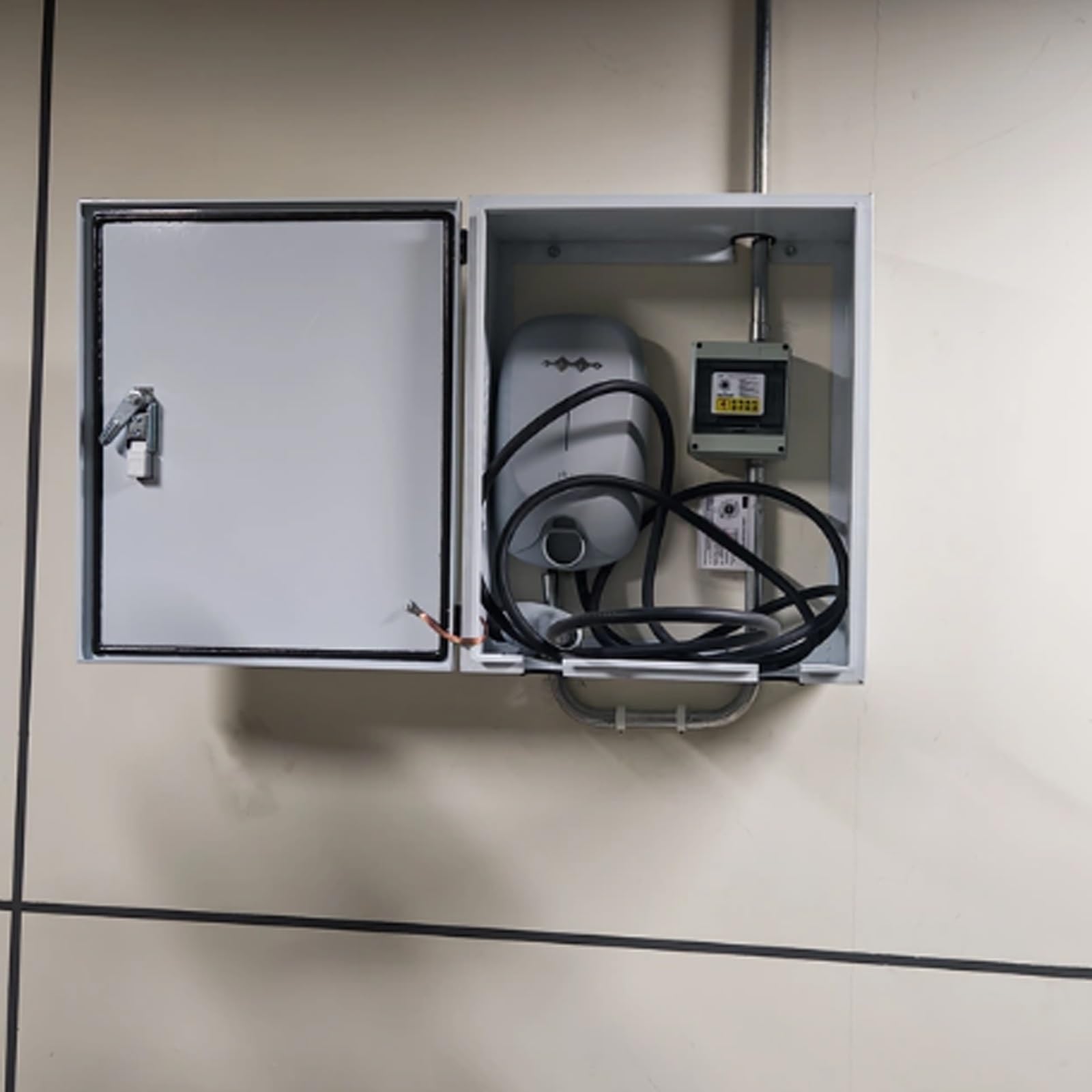 Stacja Ładowania z Wklęsłą Tylną Ścianką, Ścienna Obudowa Elektryczna ze Stali Nierdzewnej, Zamykana na Klucz, Odporna na Trudne Warunki Atmosferyczne, Łatwa Instalacja(Medium/1)