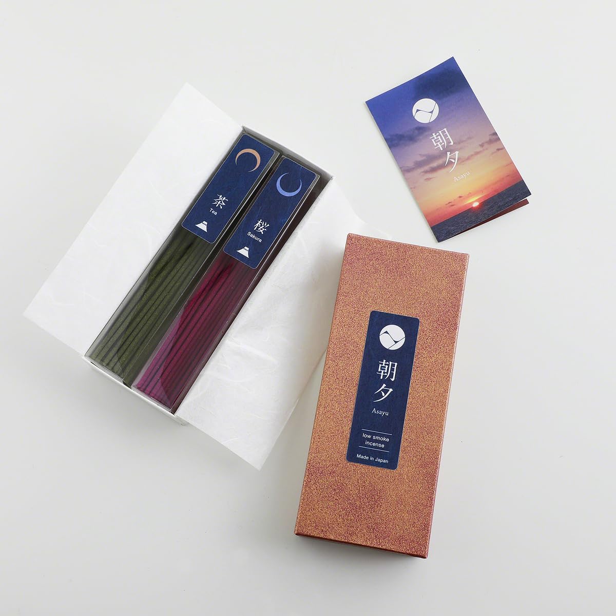 Asayu Japan Set Regalo Bastoncini a Basso Fumo e Portaincenso in Ceramica con Supporto in Ottone - Bastoncini di Incenso (Sakura + Tè verde Matcha) + Portaincenso a Loto Bianco Gift Set