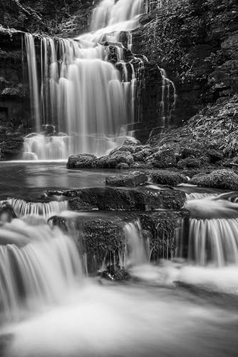 Posterazzi DPI12510429LARGE Imagen en blanco y negro de numerosas cascadas que fluyen sobre rocas Dales Settle, North Yorkshire, Inglaterra,