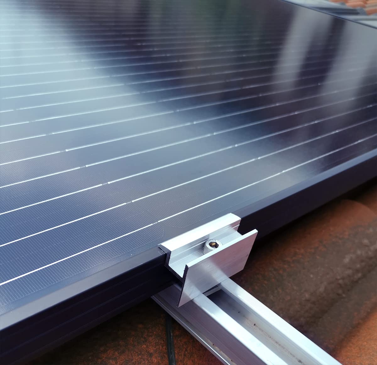 Struttura di montaggio per pannelli fotovoltaici verticali su tetti in ondulina (4 pannelli) - con VITONI