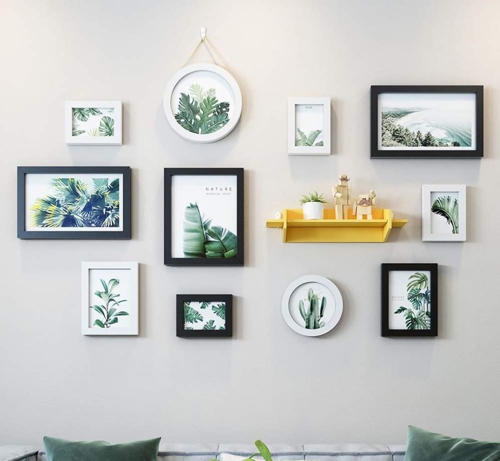 Ensemble mural de cadres photo sans faute de goût grâce aux étagères flottantes intégrées