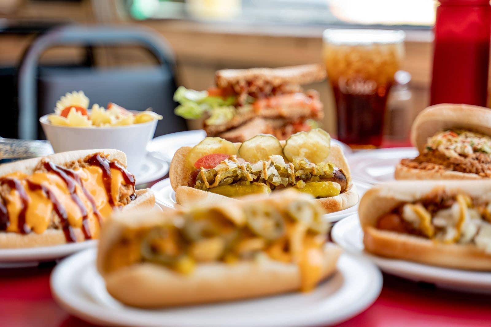 Hot Dog Maker für 6 Würstchen - Hot-Dog Maschine mit abnehmbaren Wärmebehälter - Würstchenwärmer mit Edelstahlspieße zur Brötchen Erwärmung – 340 Watt