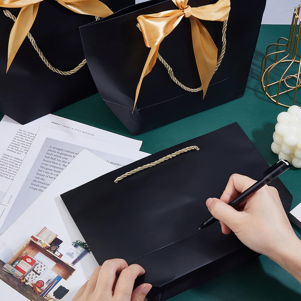 SUPERFINDINGS 12 Schwarze Geschenktüten Mittlere Geschenktüten Mit Griffen Party Favor Tüten Mit Goldschleifenband Papiertüten In Großer Menge Für Party Hochzeit Geburtstag Abschlussfeier.