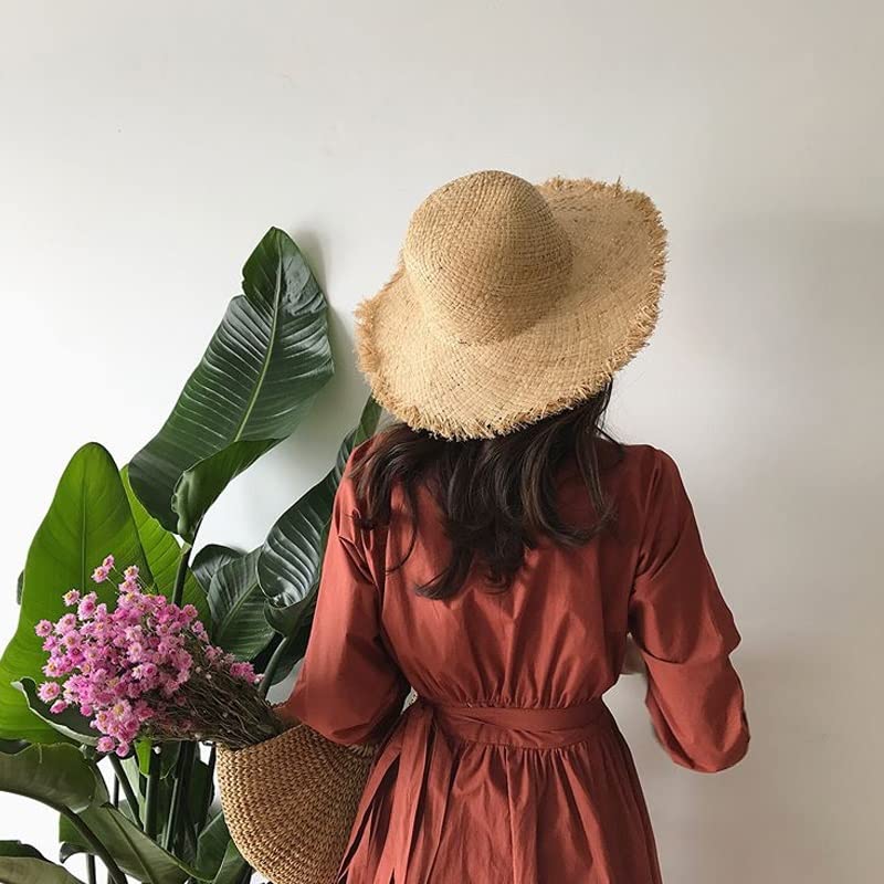 Chapeau de paille de raphia protégeant du soleil d'été avec large bord