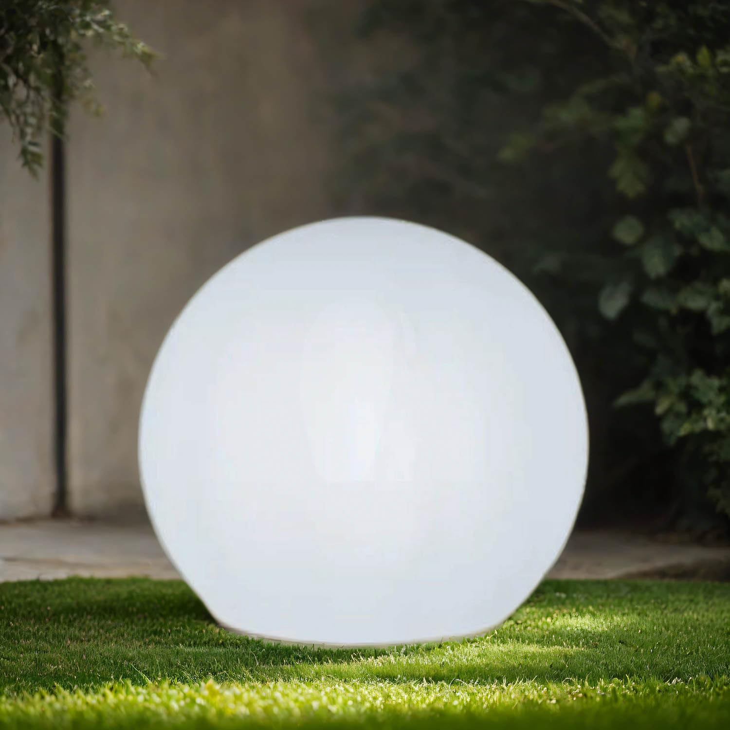 Licht-Erlebnisse LED Kugelleuchte Solar + RGBW Farbwechsler + Dimmer + Fernbedienung Ø 60 cm Weiß groß IP65 Gartenleuchte Terrasse Außenleuchte Garten Lampe