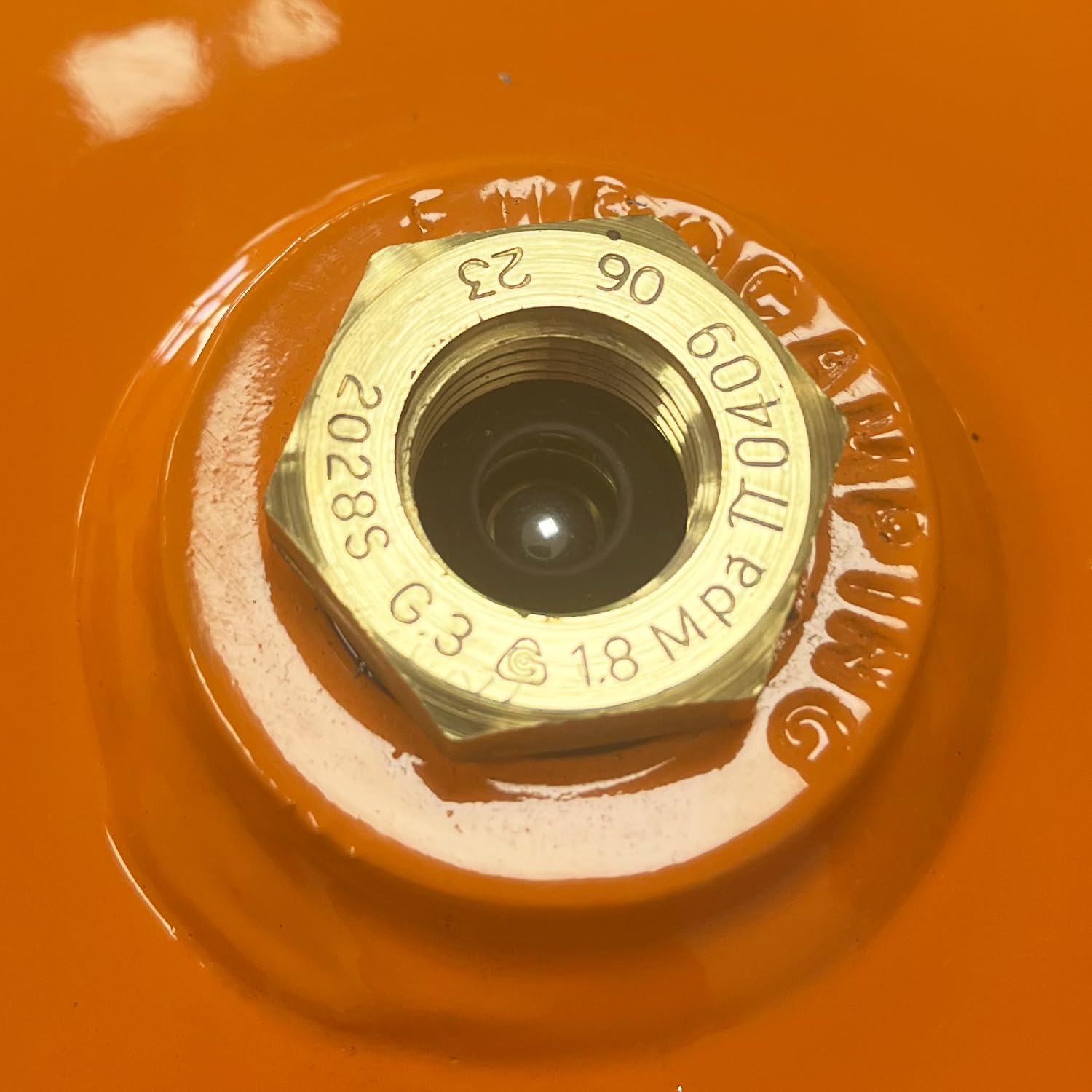 Marvin Bombola Gas Ricaricabile da Campeggio Barca Vuota per Butano (UN1965) Tappo con Maniglia Portatile Uscita Valvola M16X1,5 F (Bombola 3Kg + Regolatore)