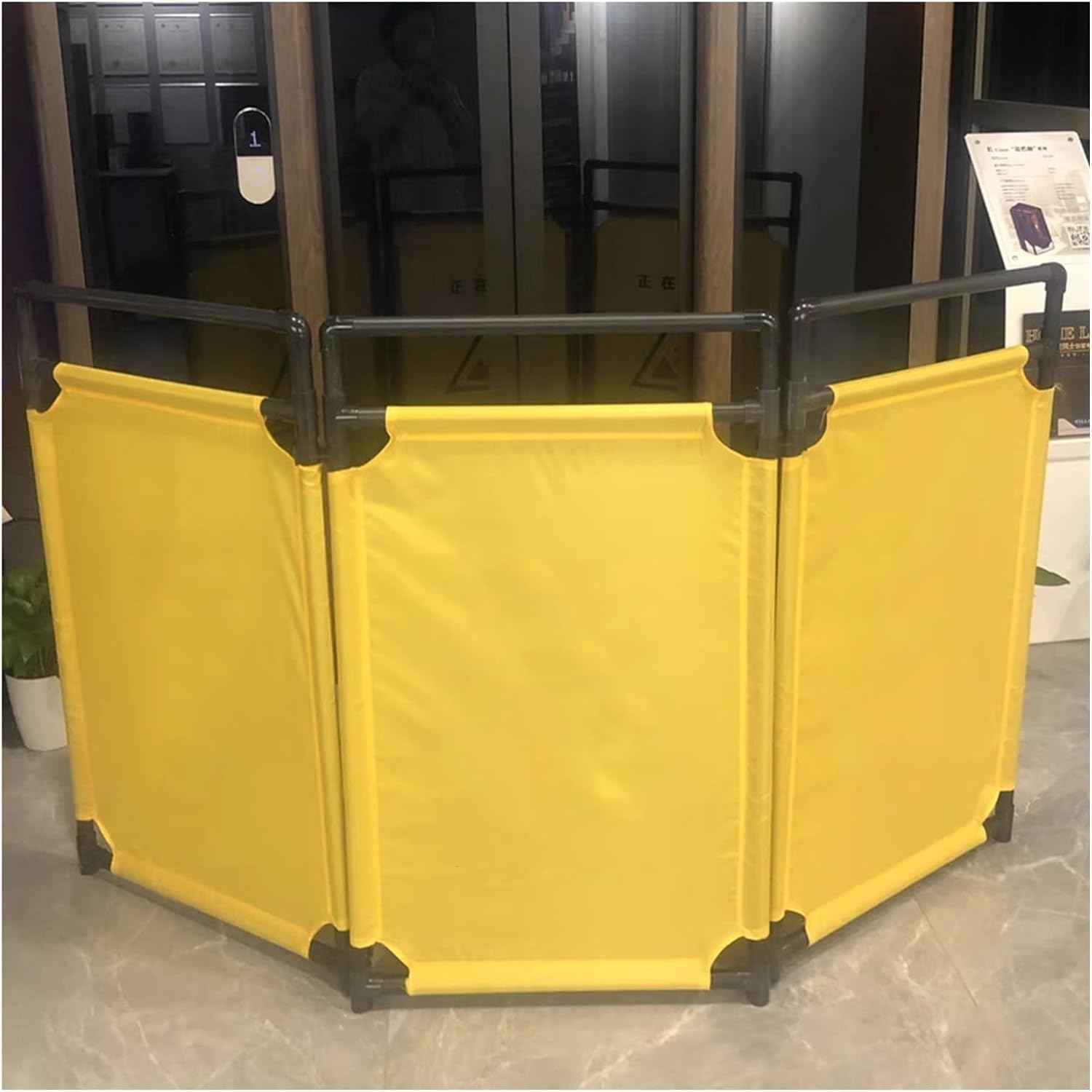 Barrière de circulation rétractable en métal industriel à roulettes