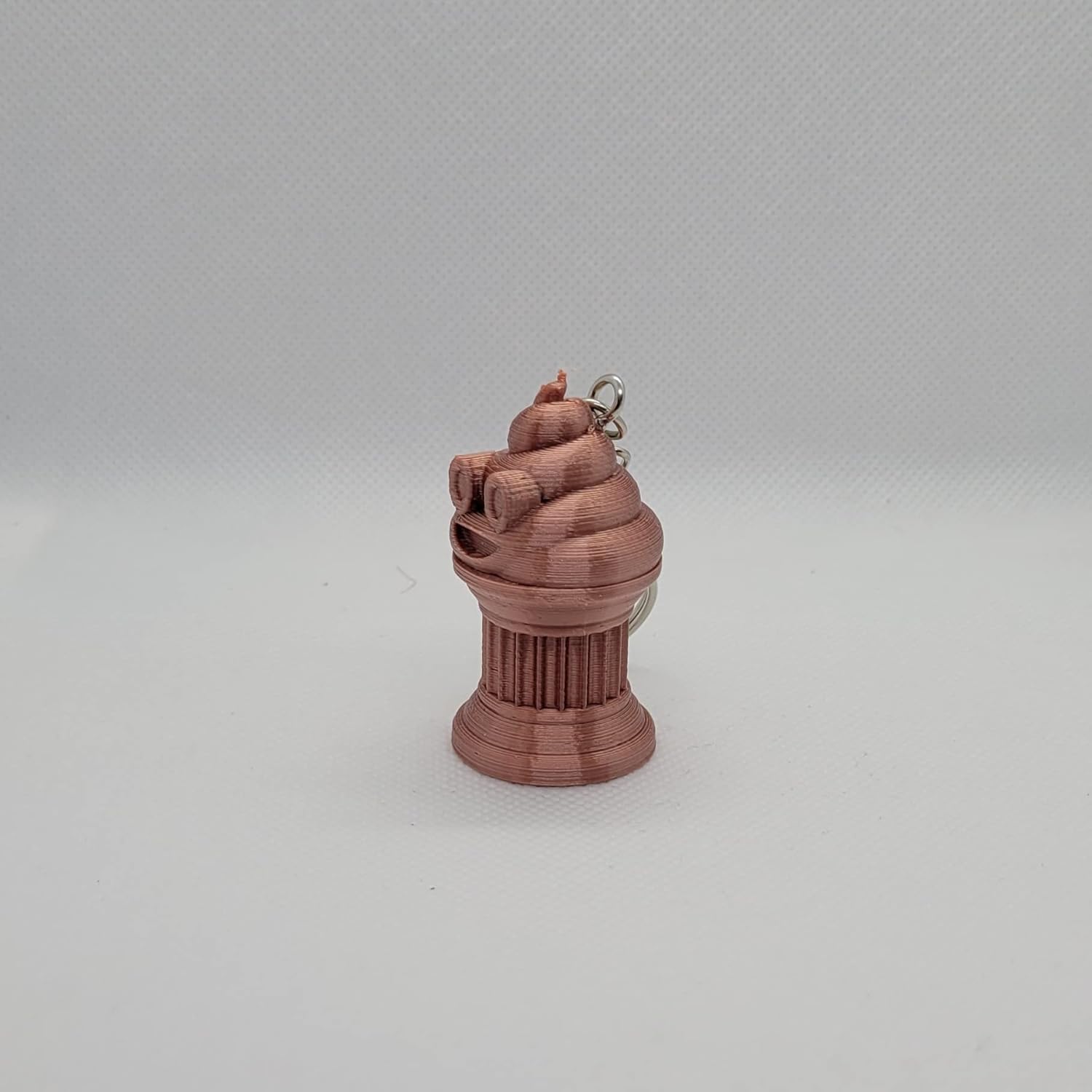 Miniatura 3 de Znet3D Llavero Poop Emoji Trophy Lindo llavero de emoji de caca 2 pulgadas de alto con llavero de acero inoxidable