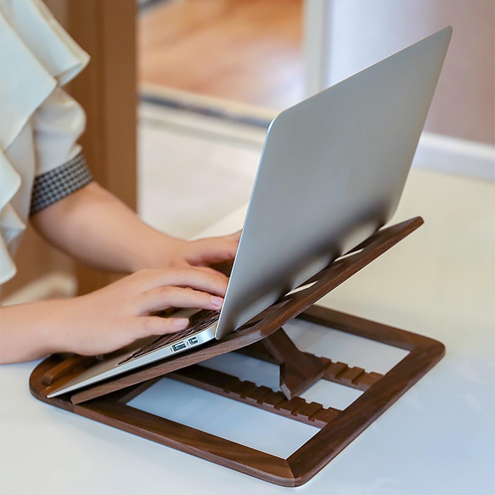 Supporto per laptop in legno beige regolabile in altezza pieghevole da scrivania supporto per laptop con design cavo portatile multi angolo ergonomico supporto per laptop per casa e ufficio