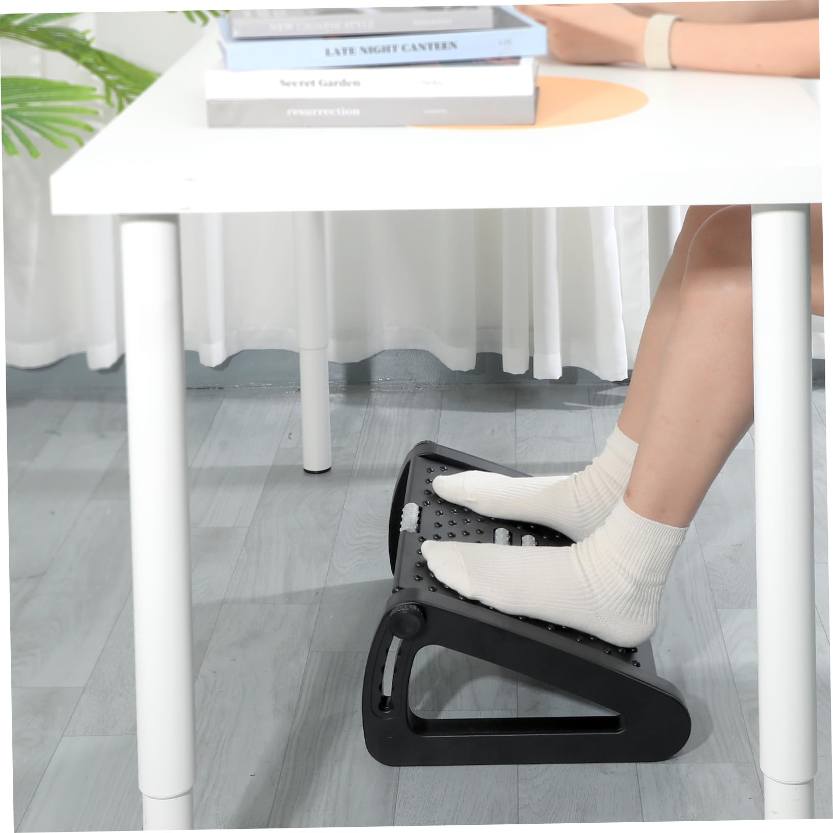 Poggiapiedi Ergonomico Regolabile con Rullo Massaggiante, Struttura Robusta in Abs, Pp e Ferro, Angolo Inclinabile per Ufficio e Biblioteca