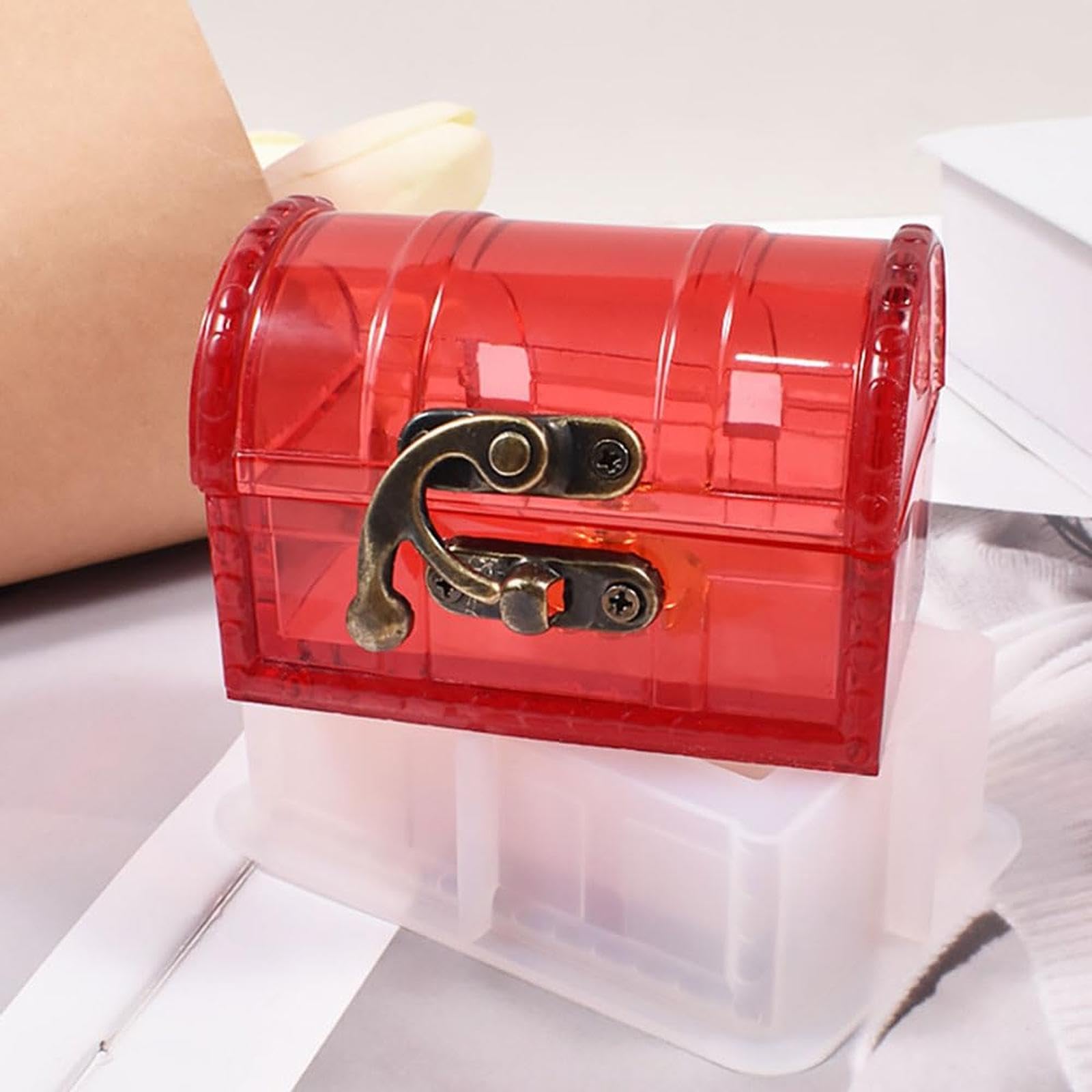 赤色木製大型箱 金属留め具付き