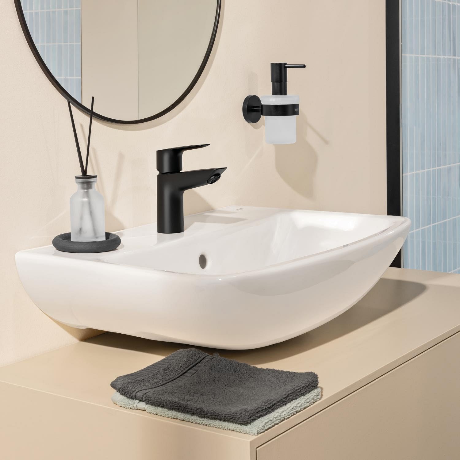 GROHE Start Edge QuickFix - Grifo lavabo cuerpo liso con desagüe Push-Open, Talla S, cartucho cerámico 28mm, bajo caudal para ahorro extra, latiguillos 3/8", herramienta, Negro Mate, 238982431
